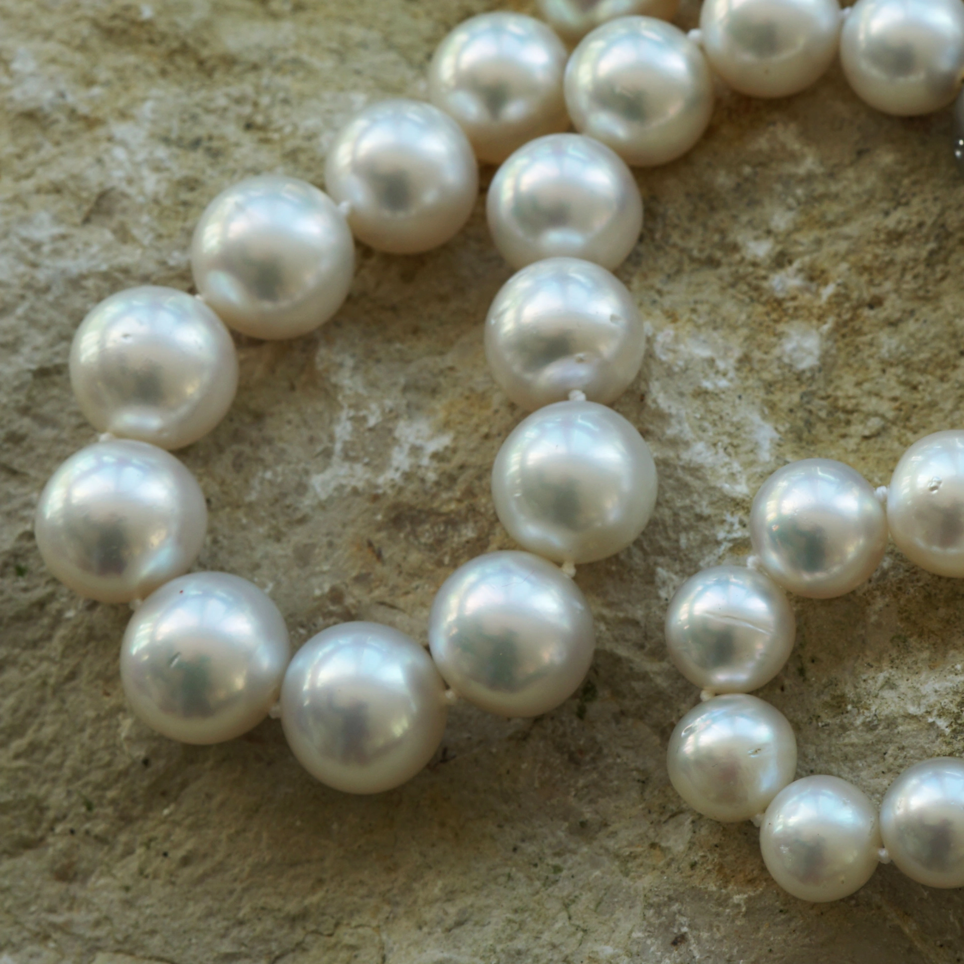 SÜDSEE Zuchtperl Collier weiss-l. creme AAA+ FEINER LÜSTER rund 14,8 - 11 mm Wave