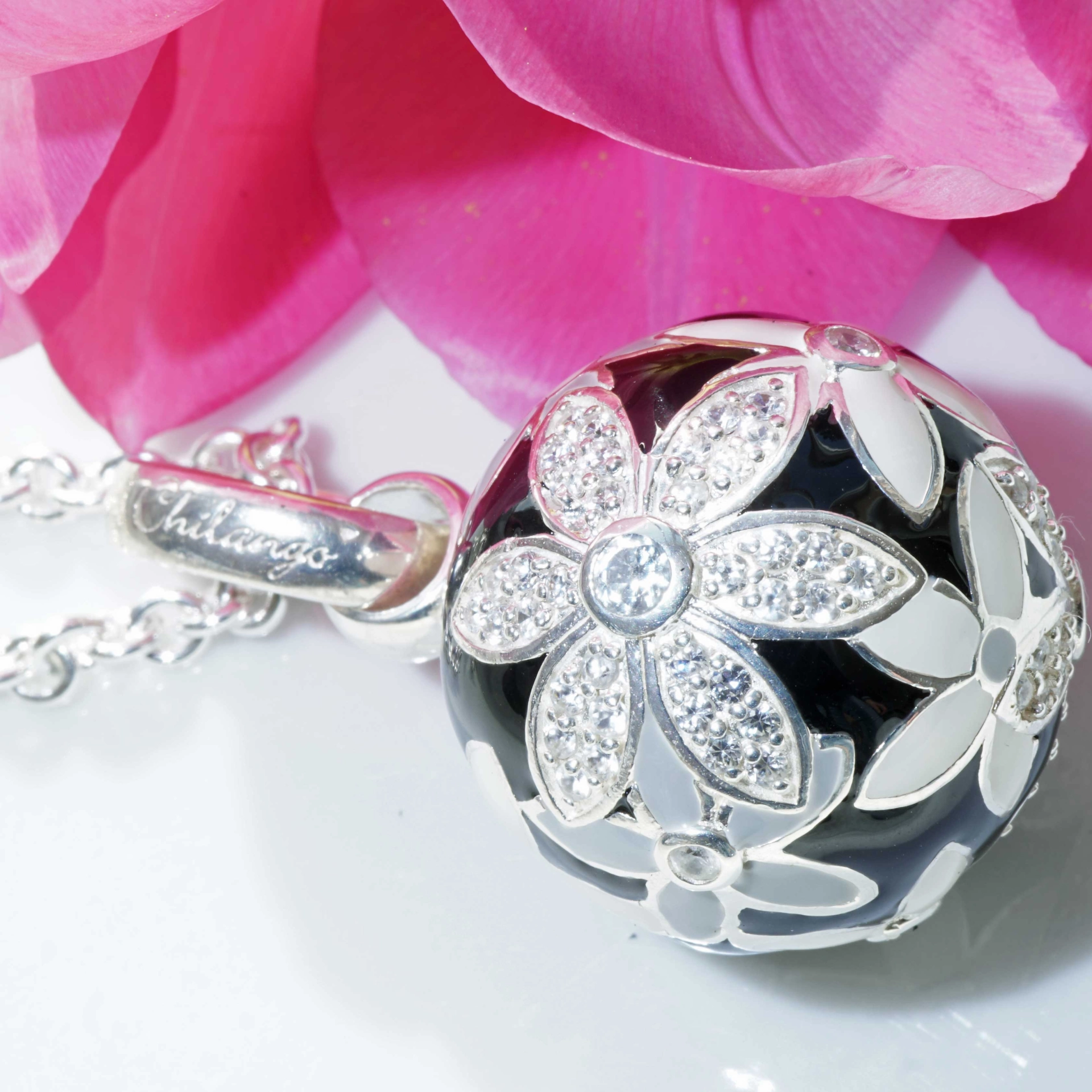 Original Chilango Anhänger im Stil Faberge Emaille Flower schwarz-weiss 925er Silber mit Steinbesatz