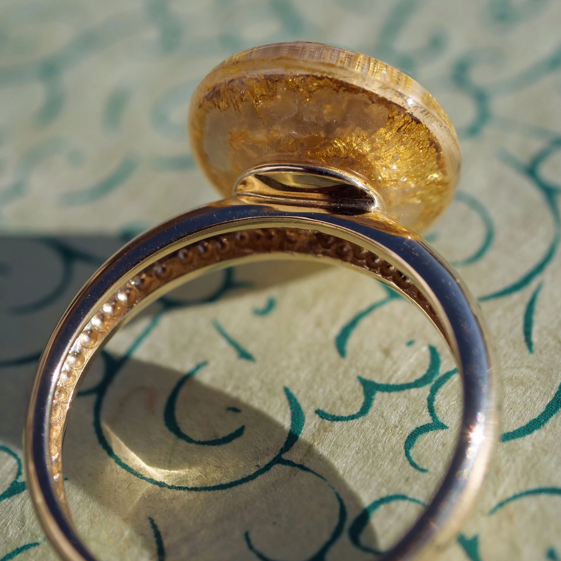 Chrysopras Ring 375er Gelbgold Acrylfassung mit Blattgold Einschlüssen