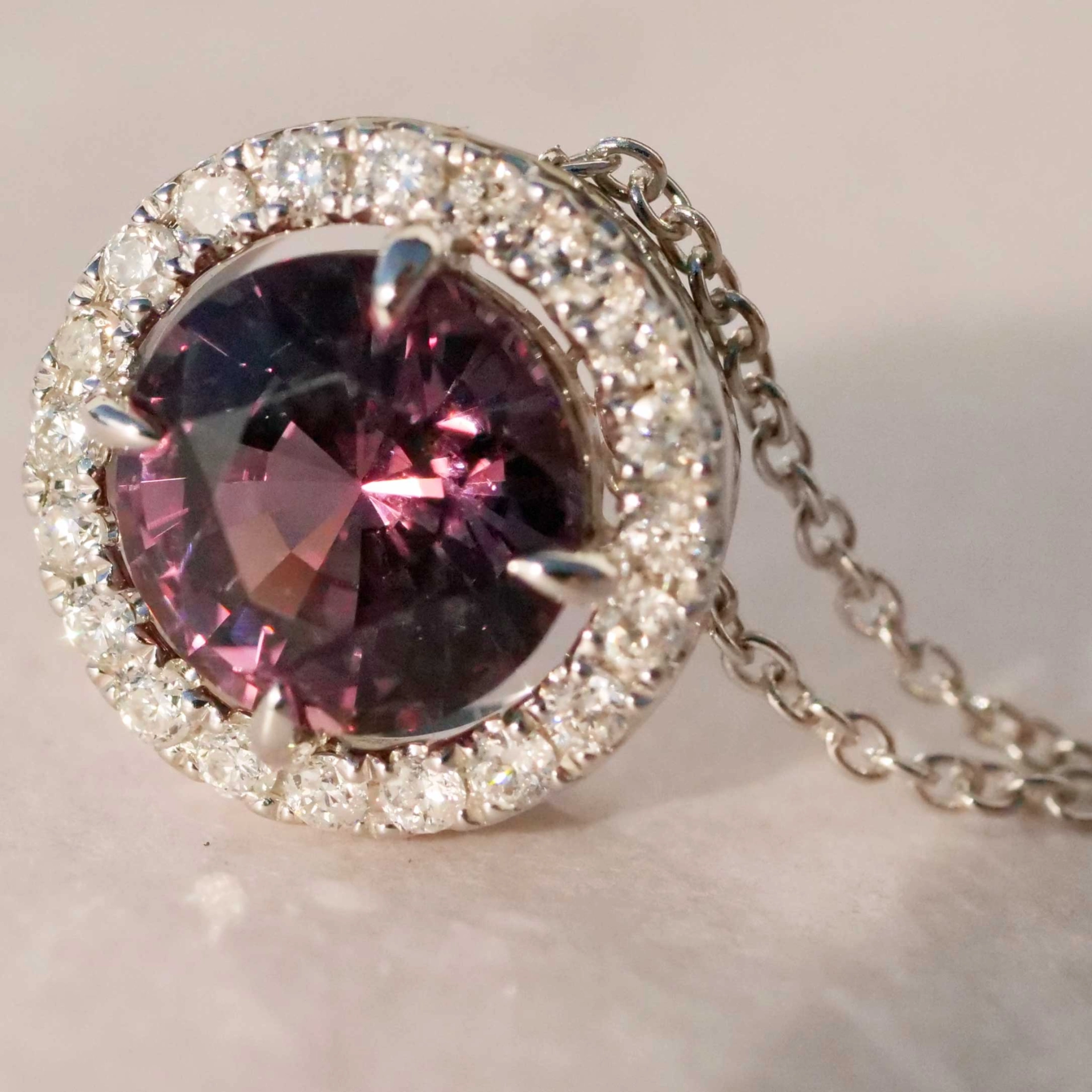 Spinell Brillant Anhänger 750er Weissgold 1.50 ct 0.14 ct fancy Naturfarbe pink violett aubergine