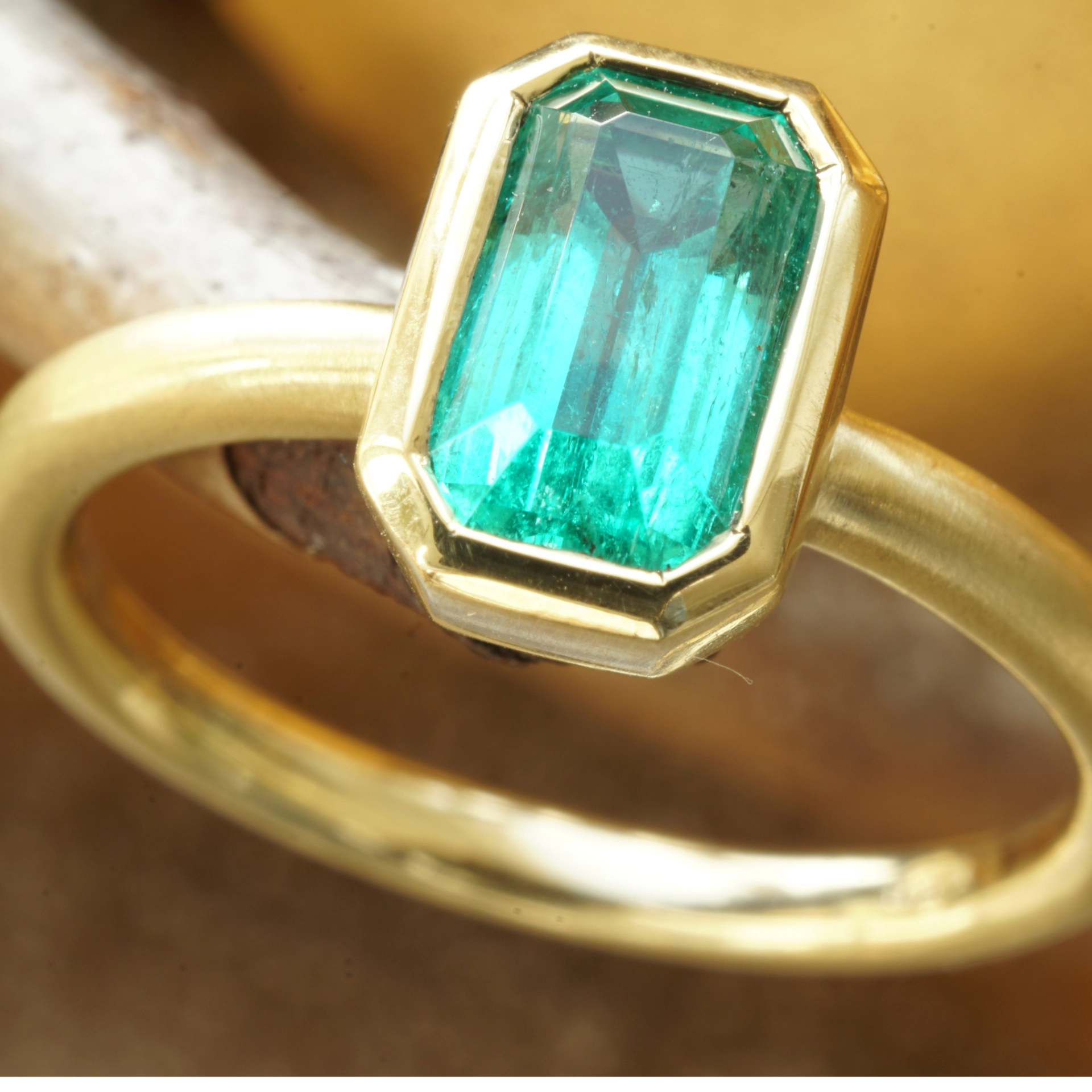 Smaragd Ring 0.97 ct Topqualität aus Afghanistan 750er Gelbgold Handarbeit