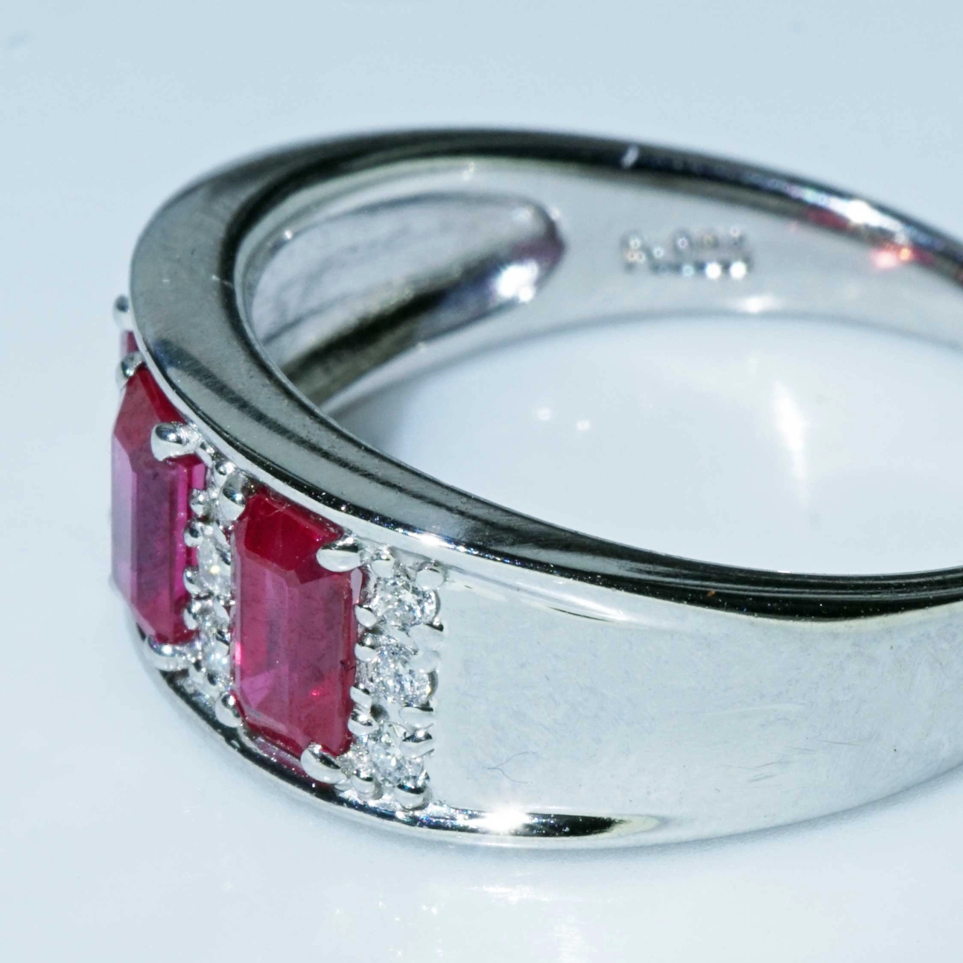 Rubin Brillant Ring 900er Platin 1.16 0.10  ct im interessanten Emeraldcut grandiose Farbe
