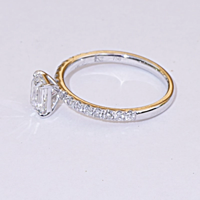 Emerald Cut Diamant Solitär Ring 0.80 ct TW SI1 750er Weissgold 0.27 ct mit GIA Gutachten Top Design