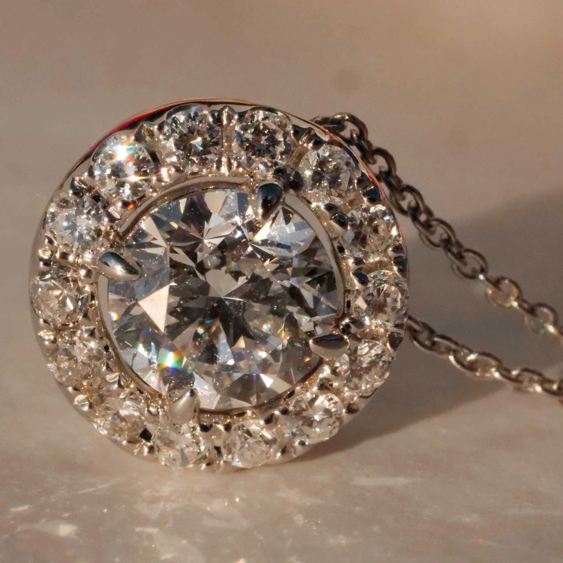 Brillant Anhänger rund 1.00 ct E SI1 6.17 - 6.25 x 4.01 mm im Halo Stil 0.25 ct GIA Gutachten
