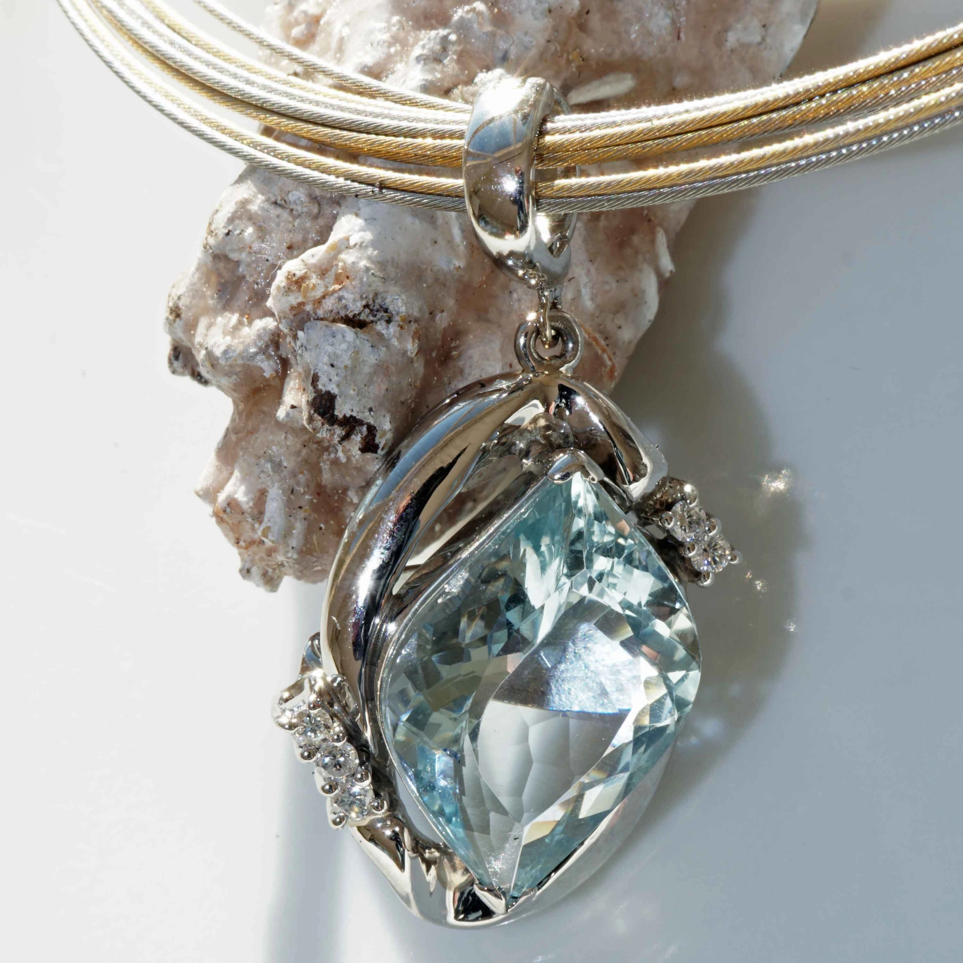Aquamarin Brillant Anhänger 7.87 ct 0.11 ct Platin 900er 11 Gramm Phantasieschliff