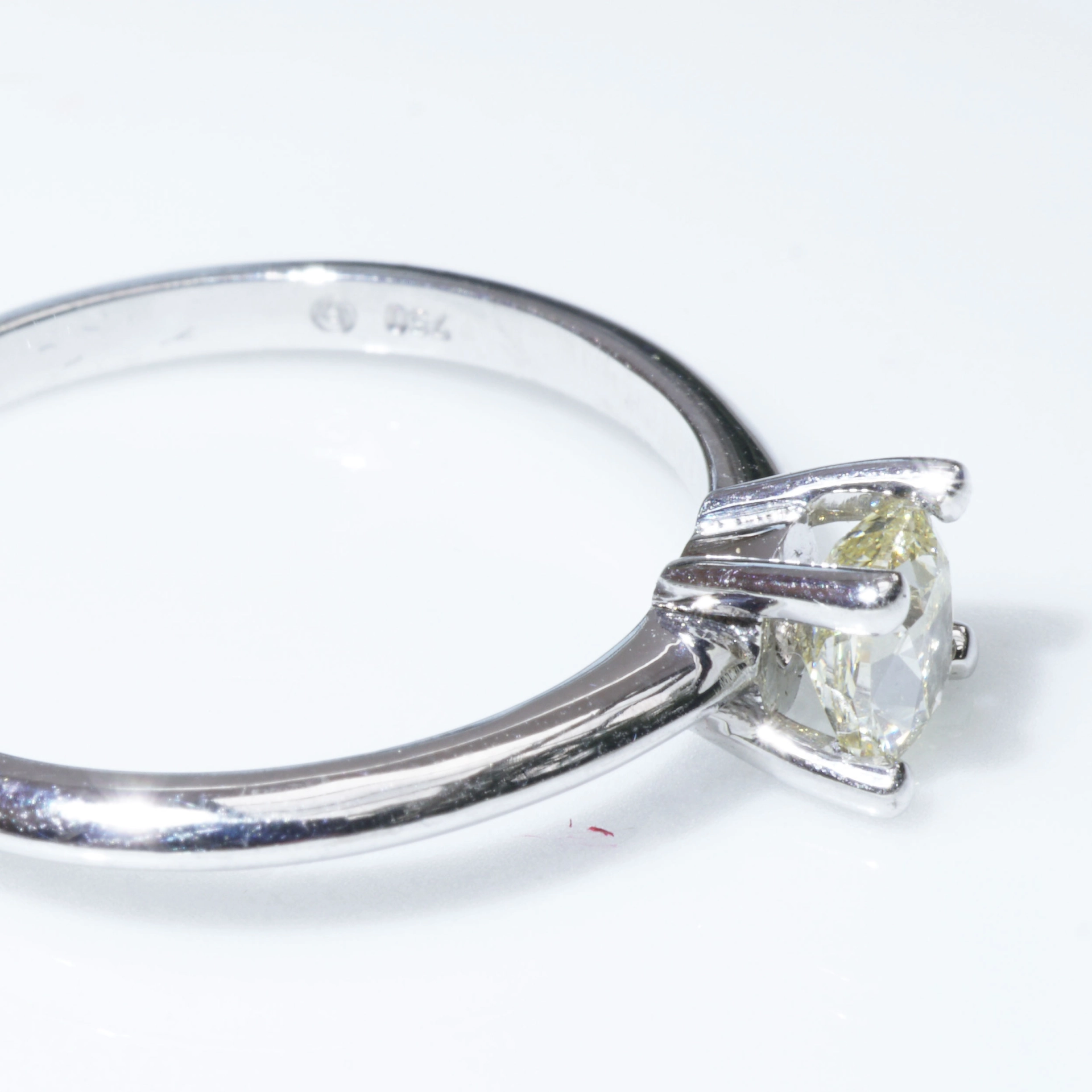 Fancy Yellow Diamant Ring NATURFARBE Cushion 0.41 ct 750er WG Silhouette Schmuck Bentner