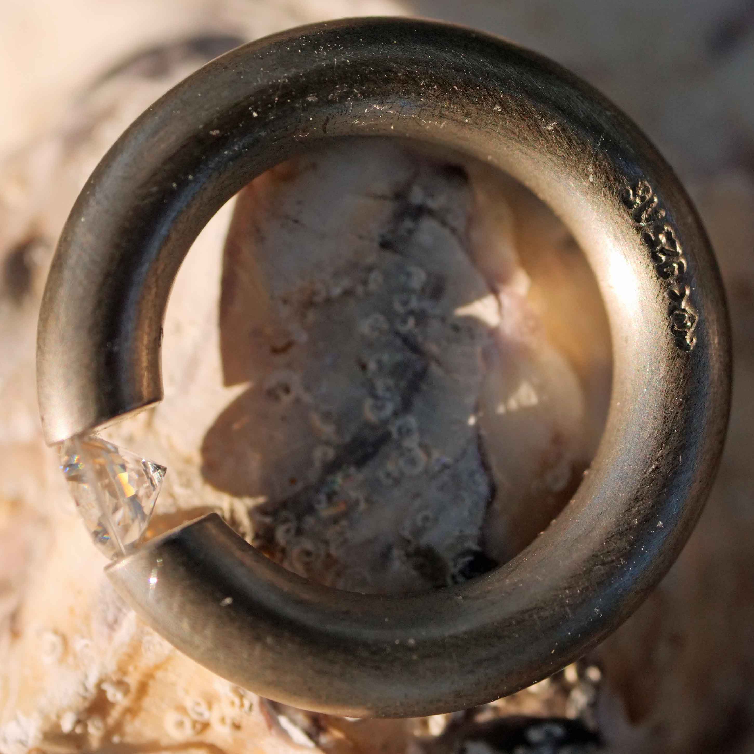 Niessing 0.8 Karäter Zirkonia Rund Spannring 925er Silber grau mattiert neuwertig punziert 