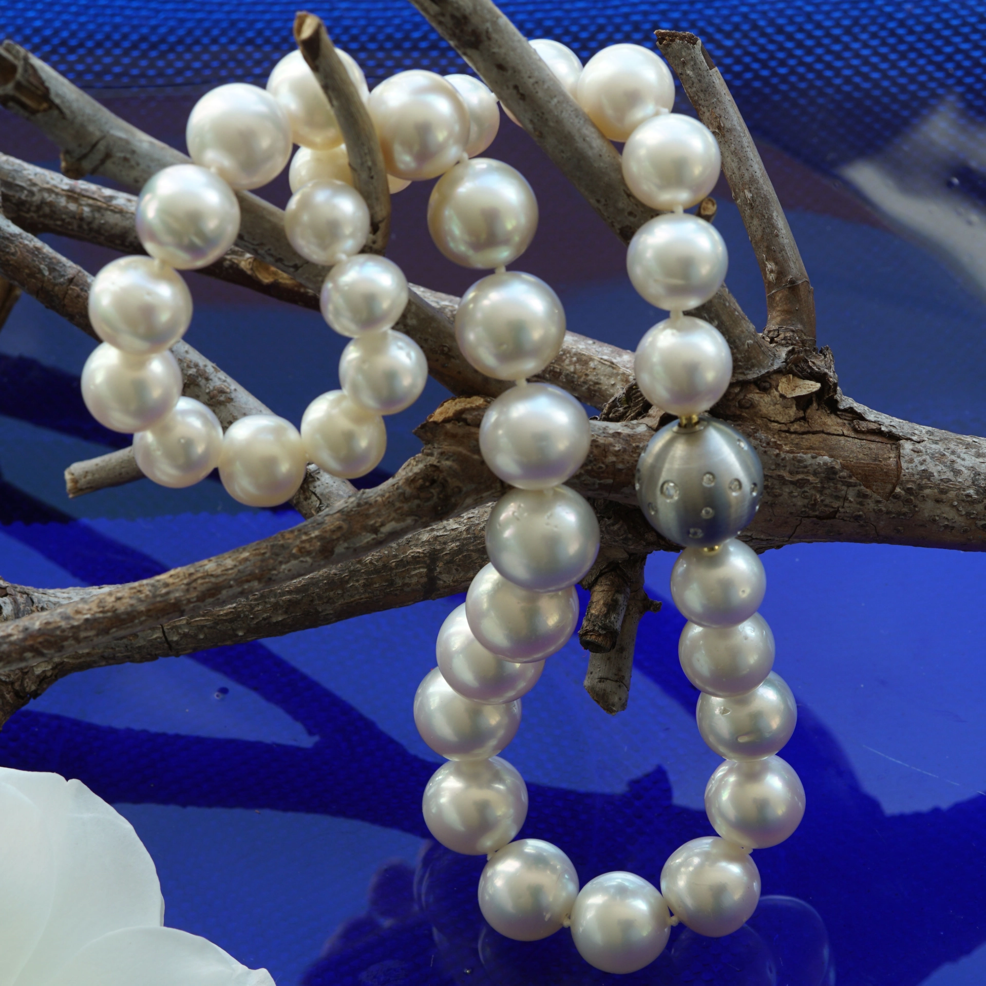 SÜDSEE Zuchtperl Collier weiss-l. creme AAA+ FEINER LÜSTER rund 14,8 - 11 mm Wave