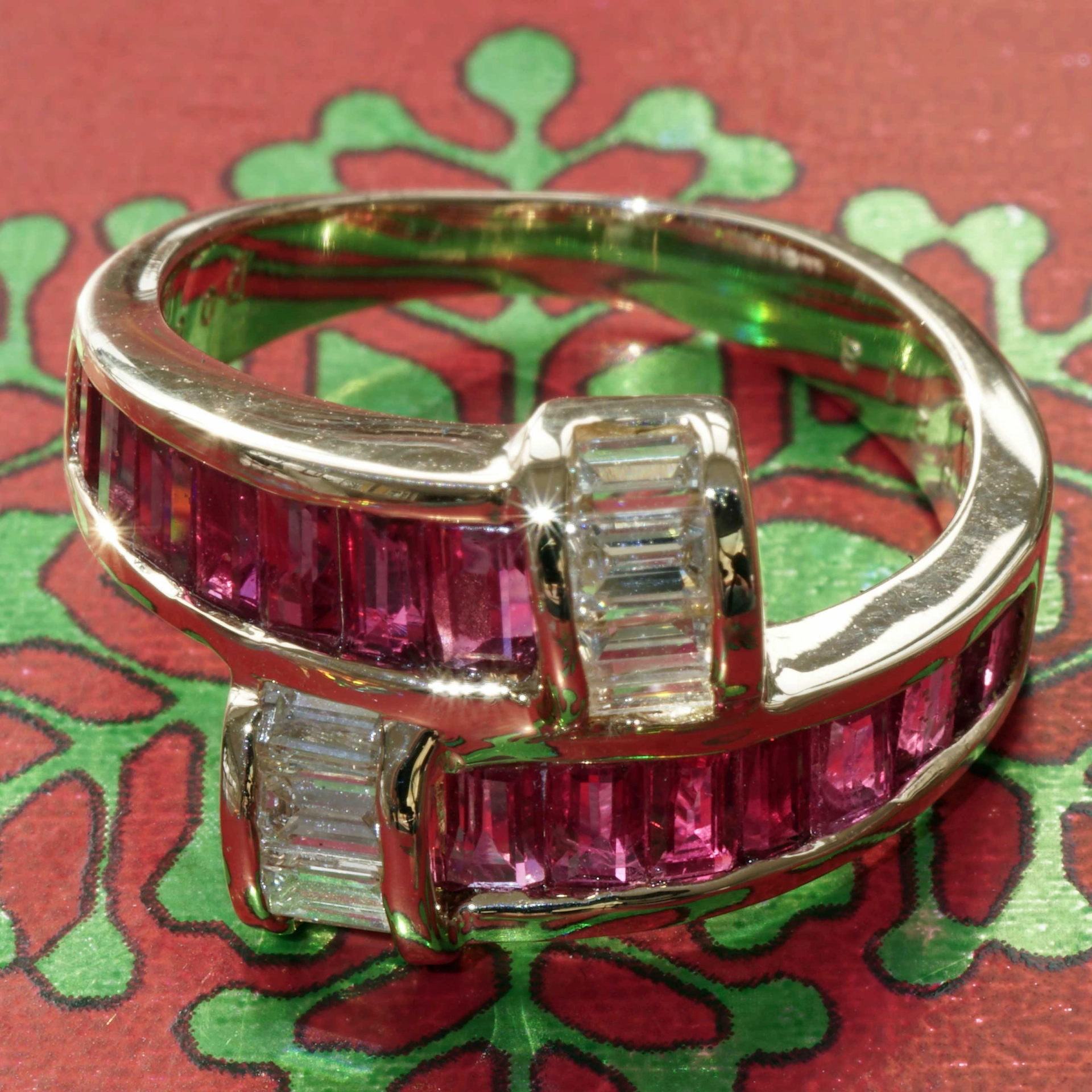 Rubin Diamant Ring 750er Gelbgold 2.13 ct 0.58 ct ......Rubine satt kombiniert mit Diamantbaguetten