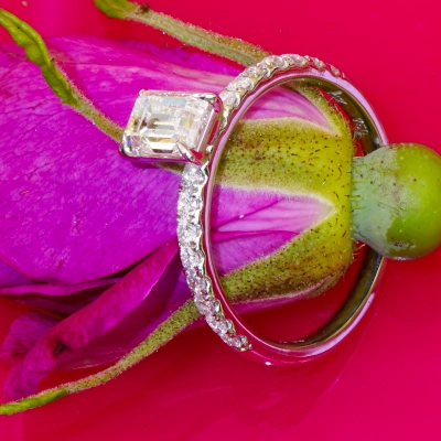 Emerald Cut Diamant Solitär Ring 0.80 ct TW SI1 750er Weissgold 0.27 ct mit GIA Gutachten Top Design