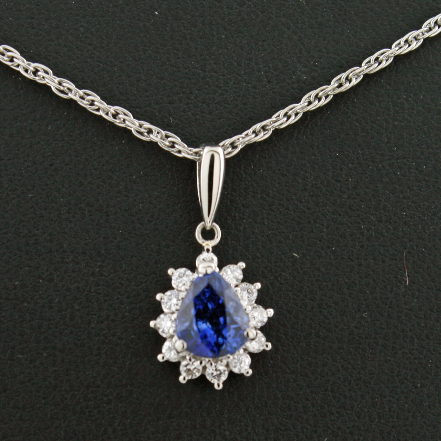 Rare Blue Saphir-Brillant-Anhänger mit Kette, 900er-Platin