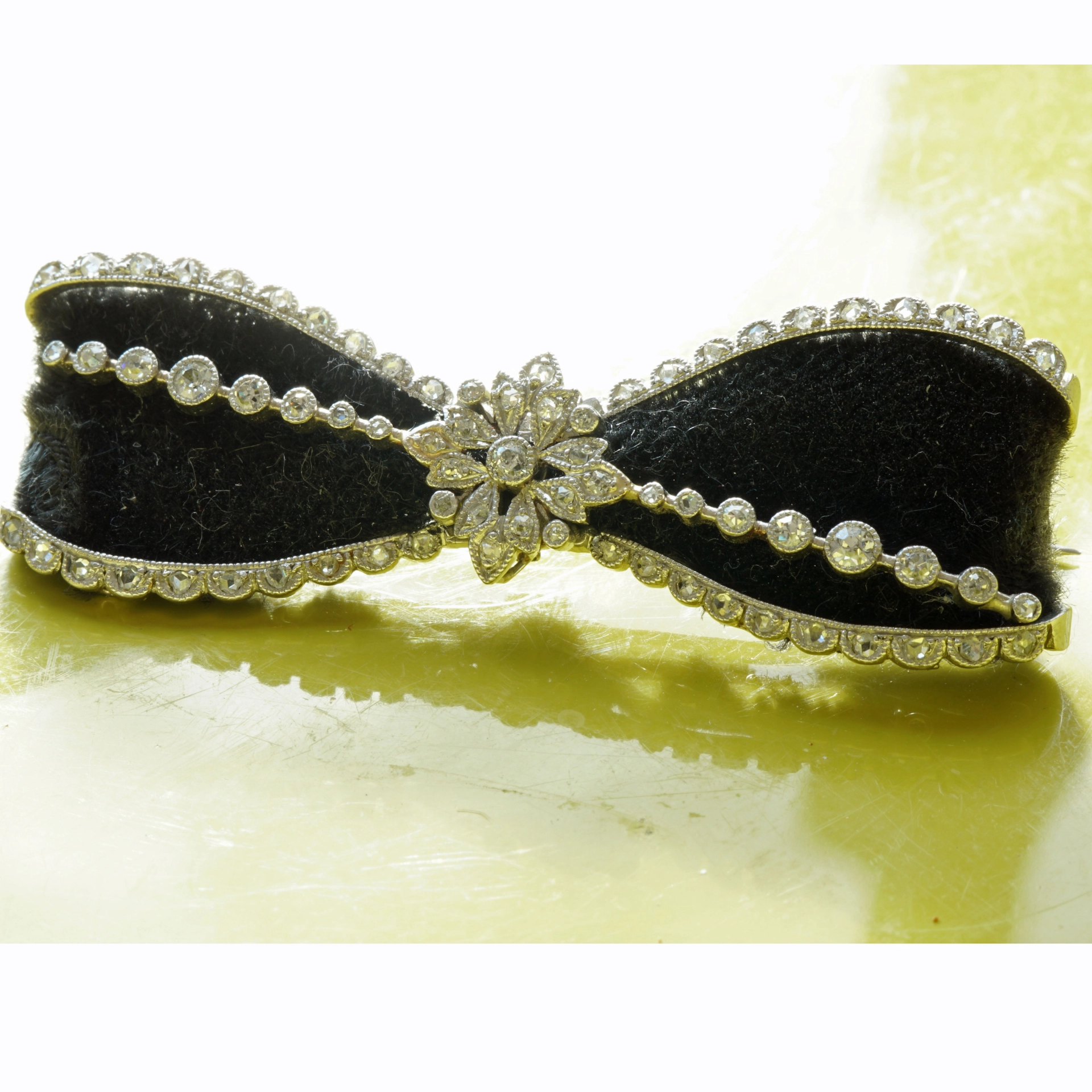 Art Deco Schleife Brosche um 1930 mit 0.77 ct Diamanten 950er Platin...nostalgische Eleganz