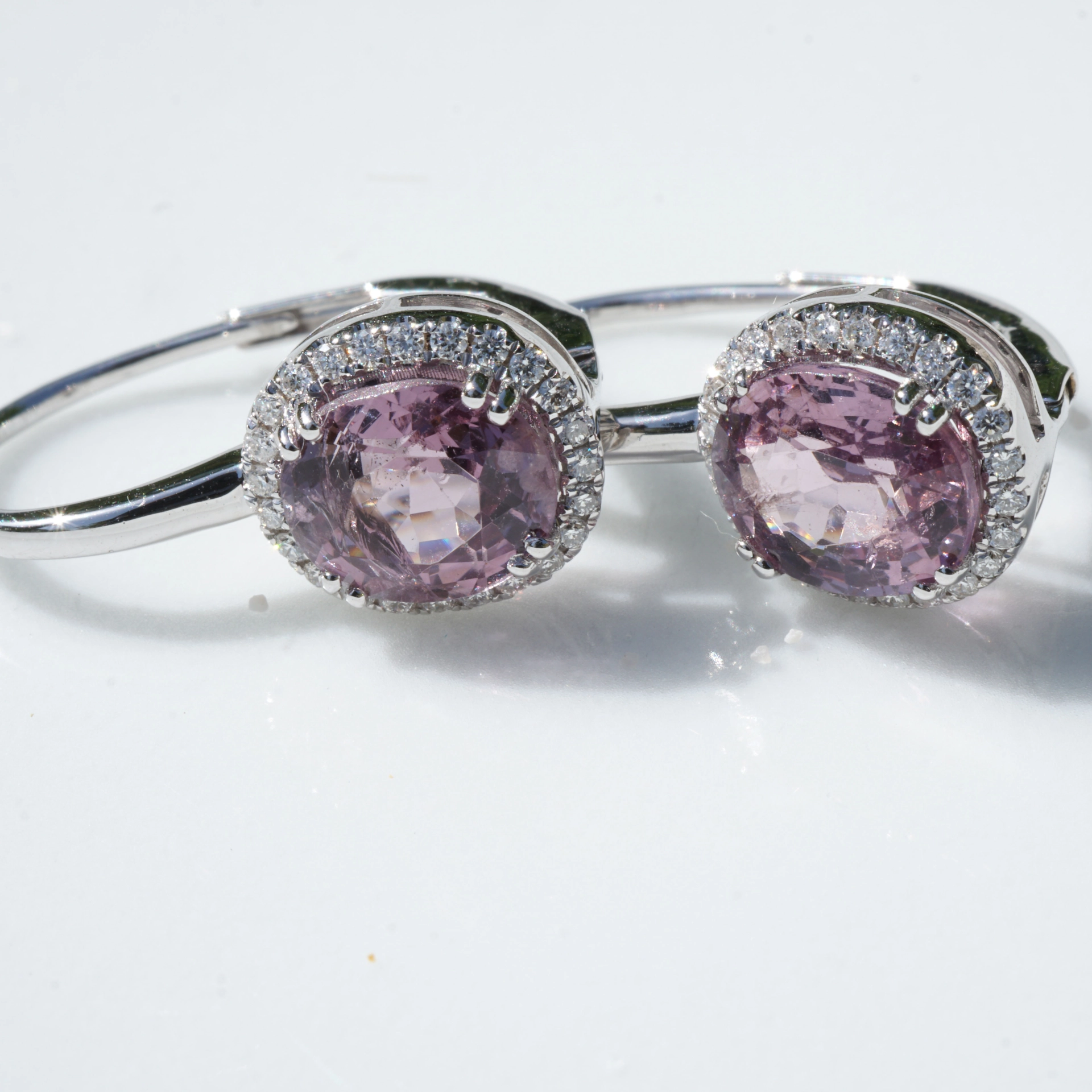 Spinell Brillant Ohrhänger 2.62 ct pink-purple Burma AAA 750er Weissgold in Form von coolen Hängern