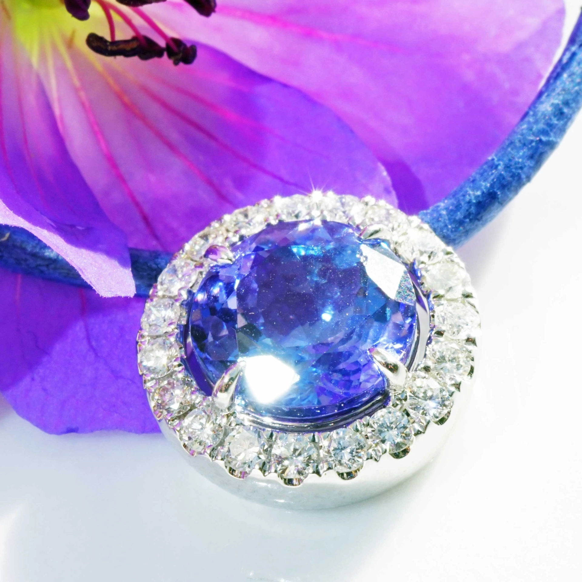 Tansanit Brillant Anhänger 750er Weissgold 2.86 ct 0.37 ct Hyazinthen blau und klasse Brillanz