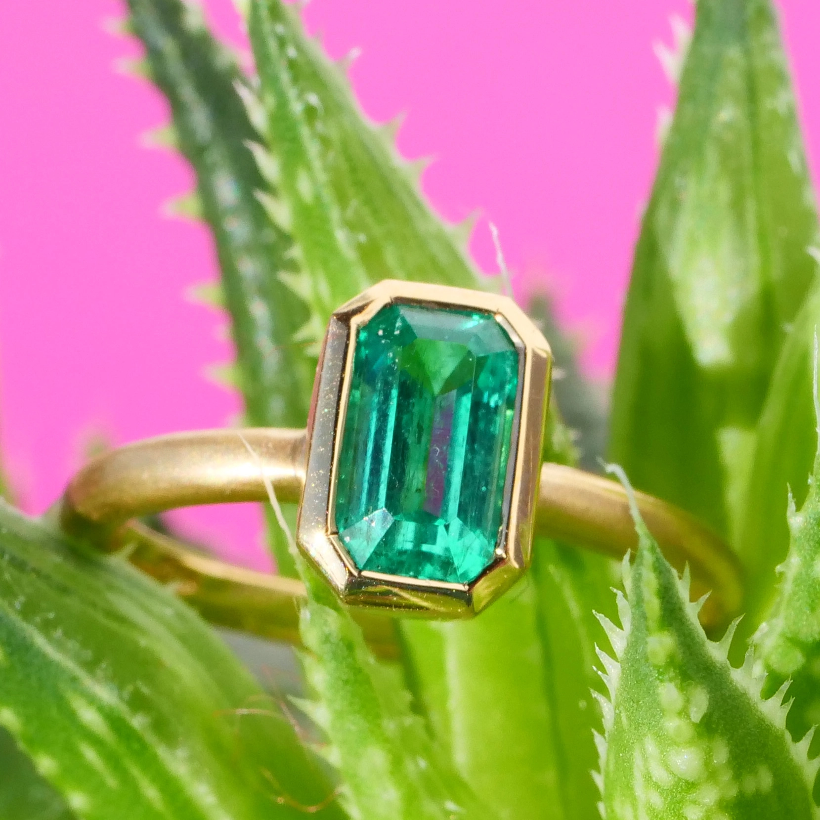 Smaragd Ring 0.97 ct Topqualität aus Afghanistan 750er Gelbgold Handarbeit