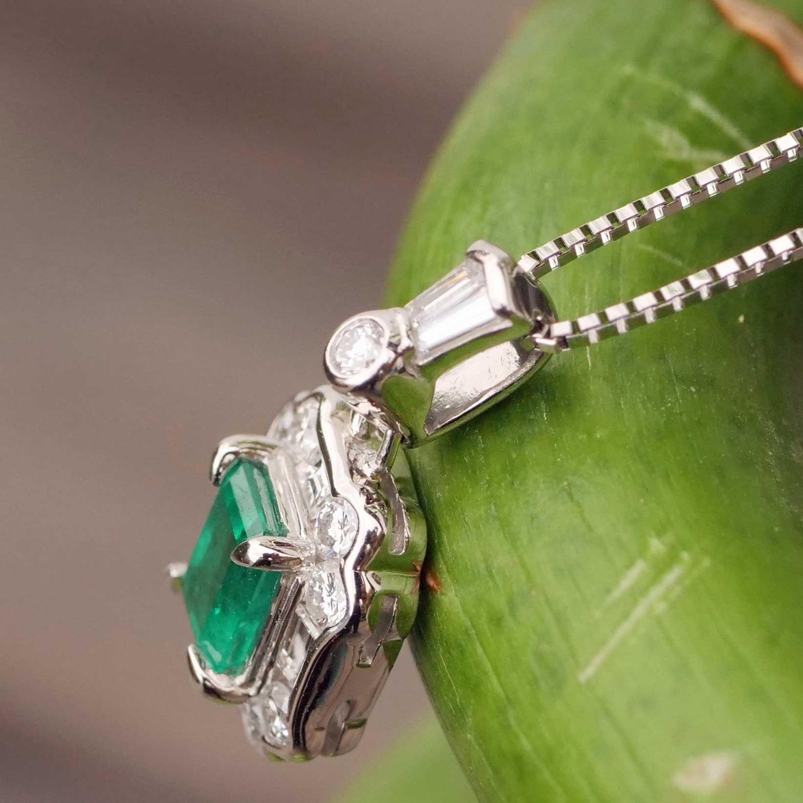 Vivid Green Smaragd Brillant Collier 900er Platin 0.48 ct 0.41 ct Kolumbien