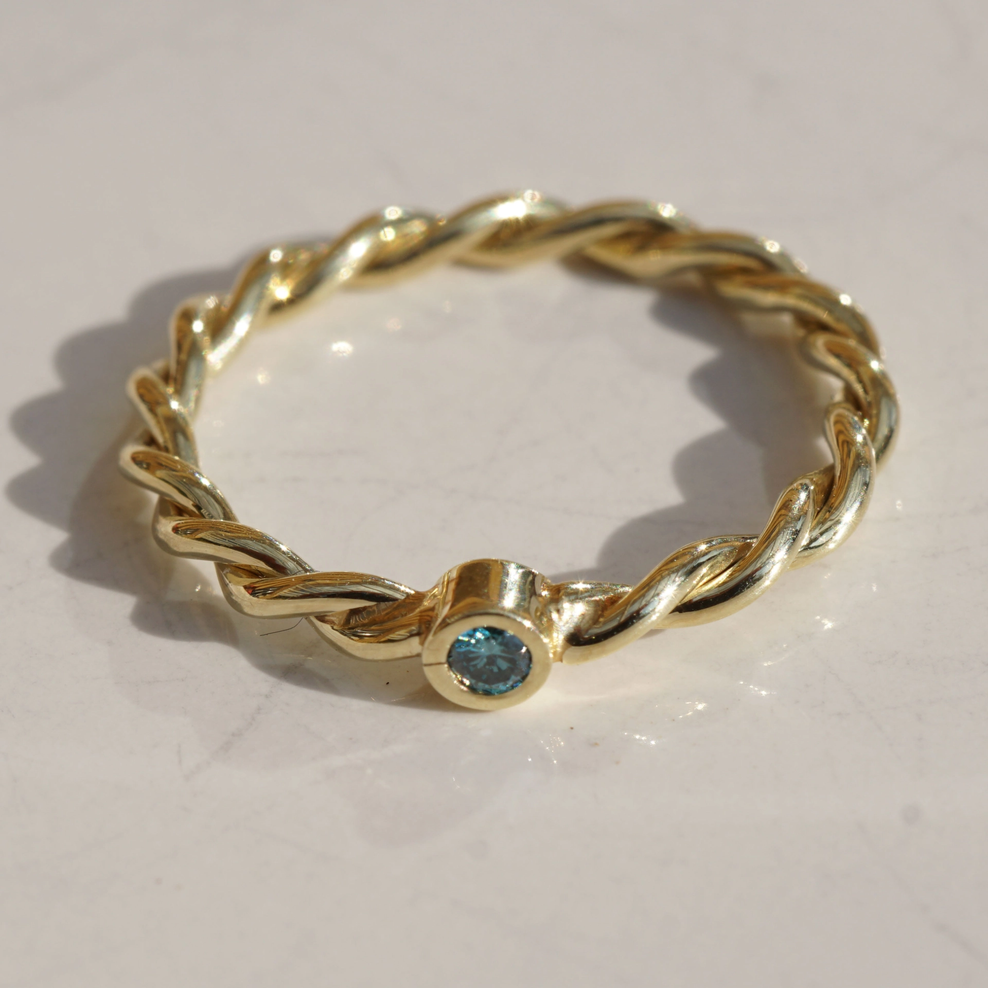 Diamant Seil Ring blauer Vollschliff Brillanten von 0.03 ct Handarbeit 585er Gelbgold
