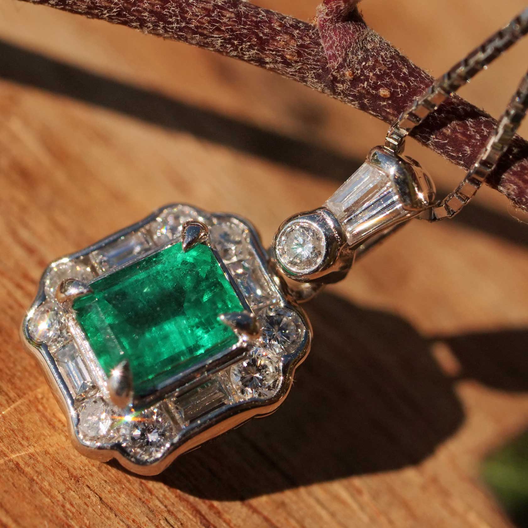 Vivid Green Smaragd Brillant Collier 900er Platin 0.48 ct 0.41 ct Kolumbien