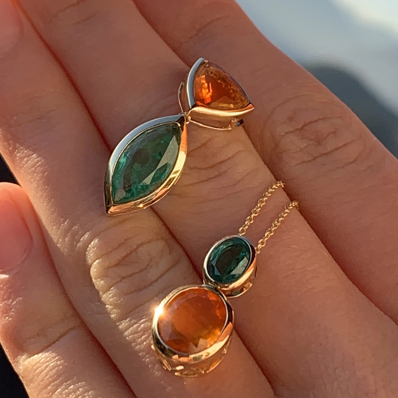 Smaragd Feueropal Anhänger m. Kette 750er Gelbgold 2.24 ct 0.66 ct AAA+