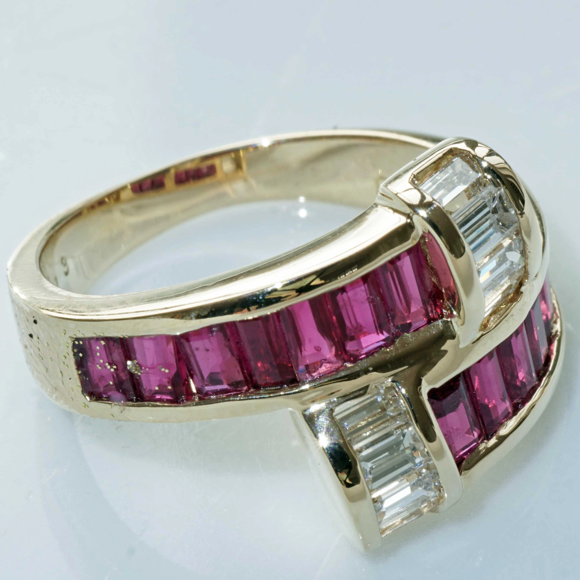 Rubin Diamant Ring 750er Gelbgold 2.13 ct 0.58 ct ......Rubine satt kombiniert mit Diamantbaguetten