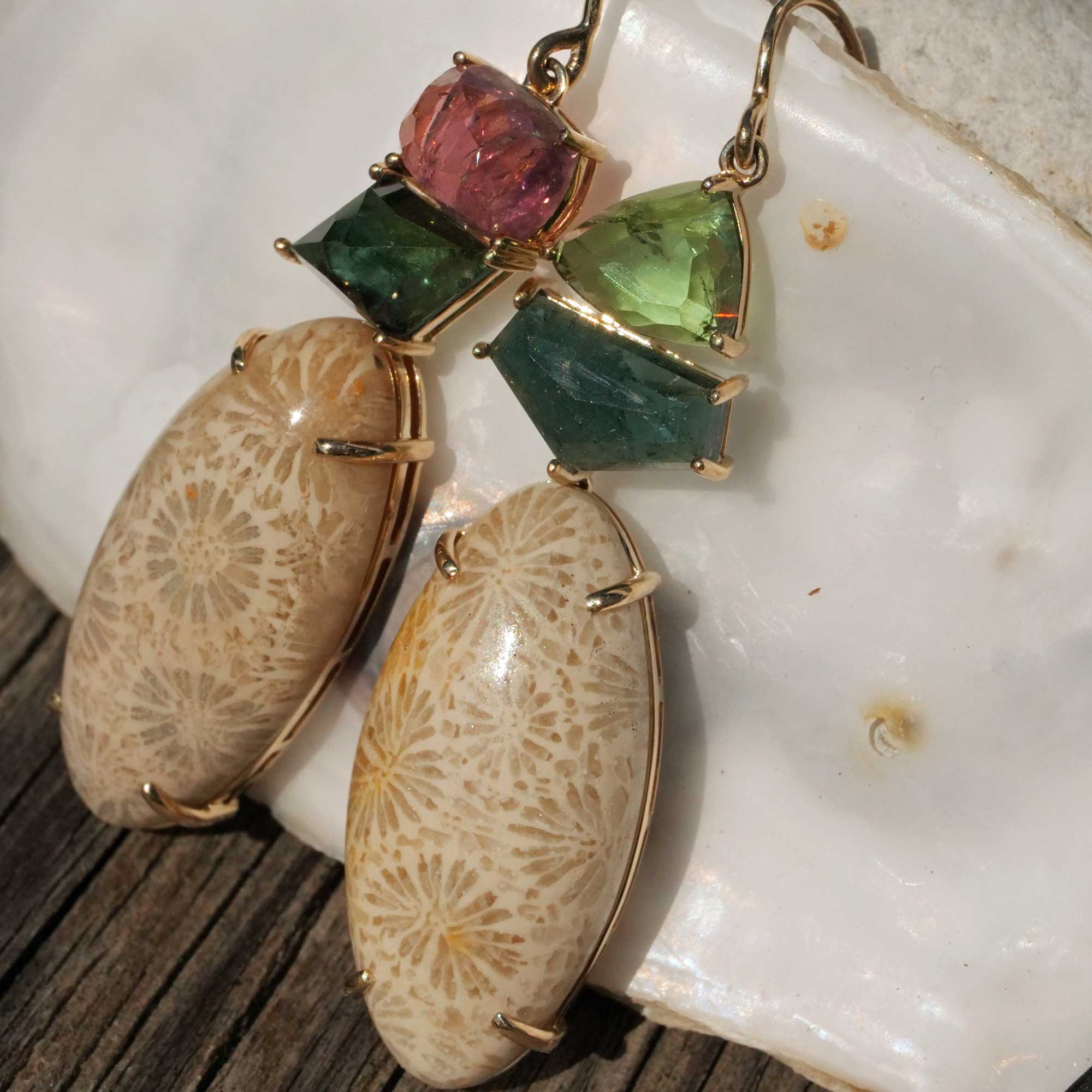 Turmalin Ohrhänger 585er Gelbgold 9.22 ct mit versteinerter Koralle aus Bali aus einer anderen Zeit