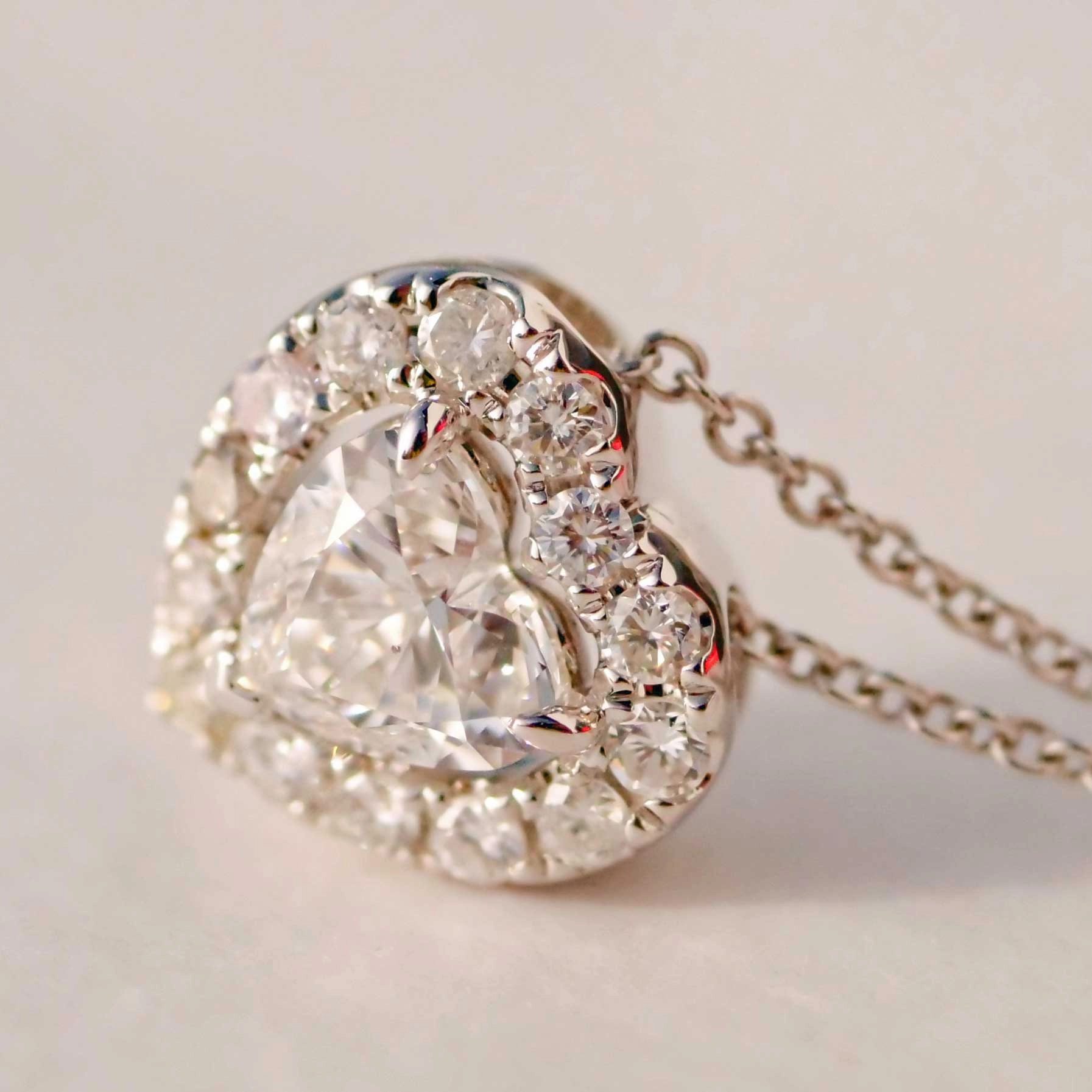 Anhänger mit Brillant HERZ 0.70 ct F SI1 5.40-6.02x3.66 mm GIA Gutachten 750er Weissgold
