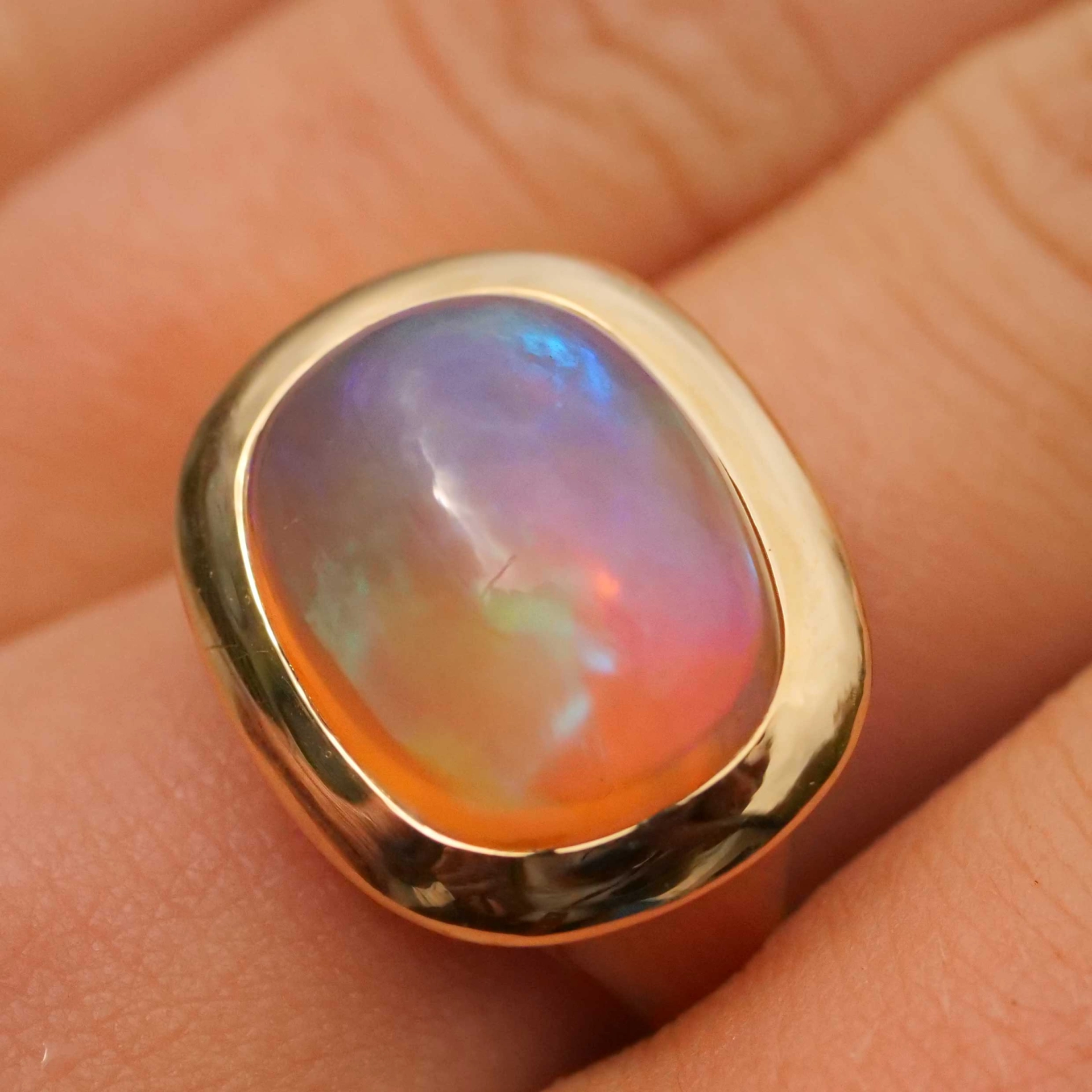Feueropal Ring 7.44 ct 750er Gelbgold...made in Valenza (Italien)...modernes Design in Kissenform