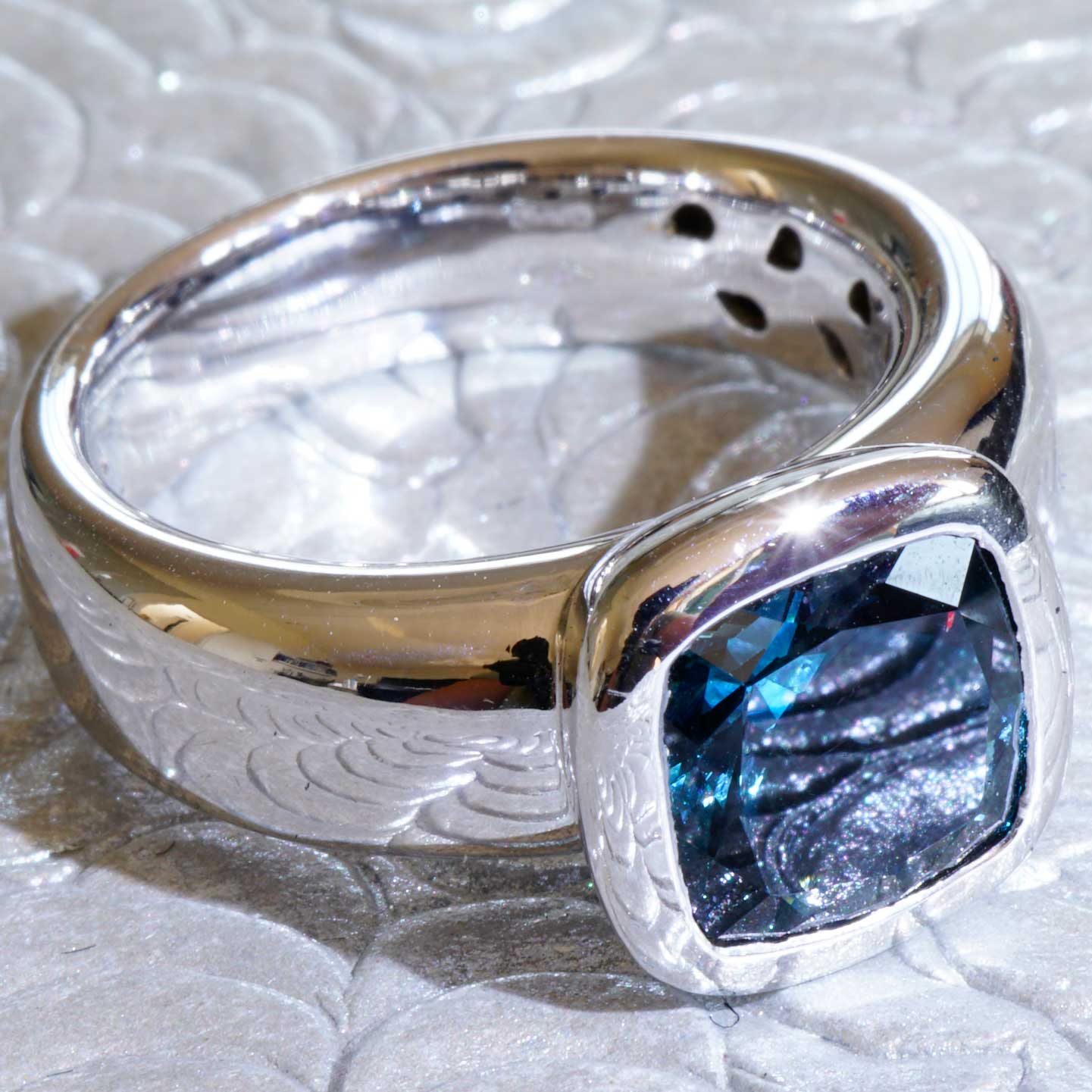 London Blue Topas Ring 750er Weissgold Valenza .....bella Italia....kleiner Kardinalring...so trendy