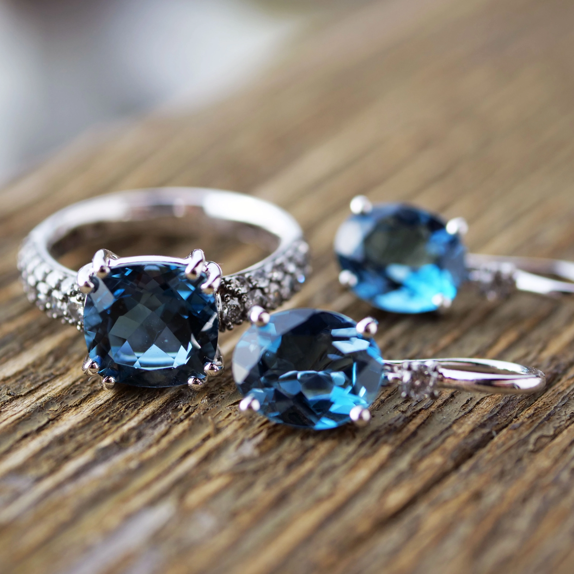 Ohrhänger Topas Brillant London Blue 750er Weissgold dazu stahlgraue Brillanten