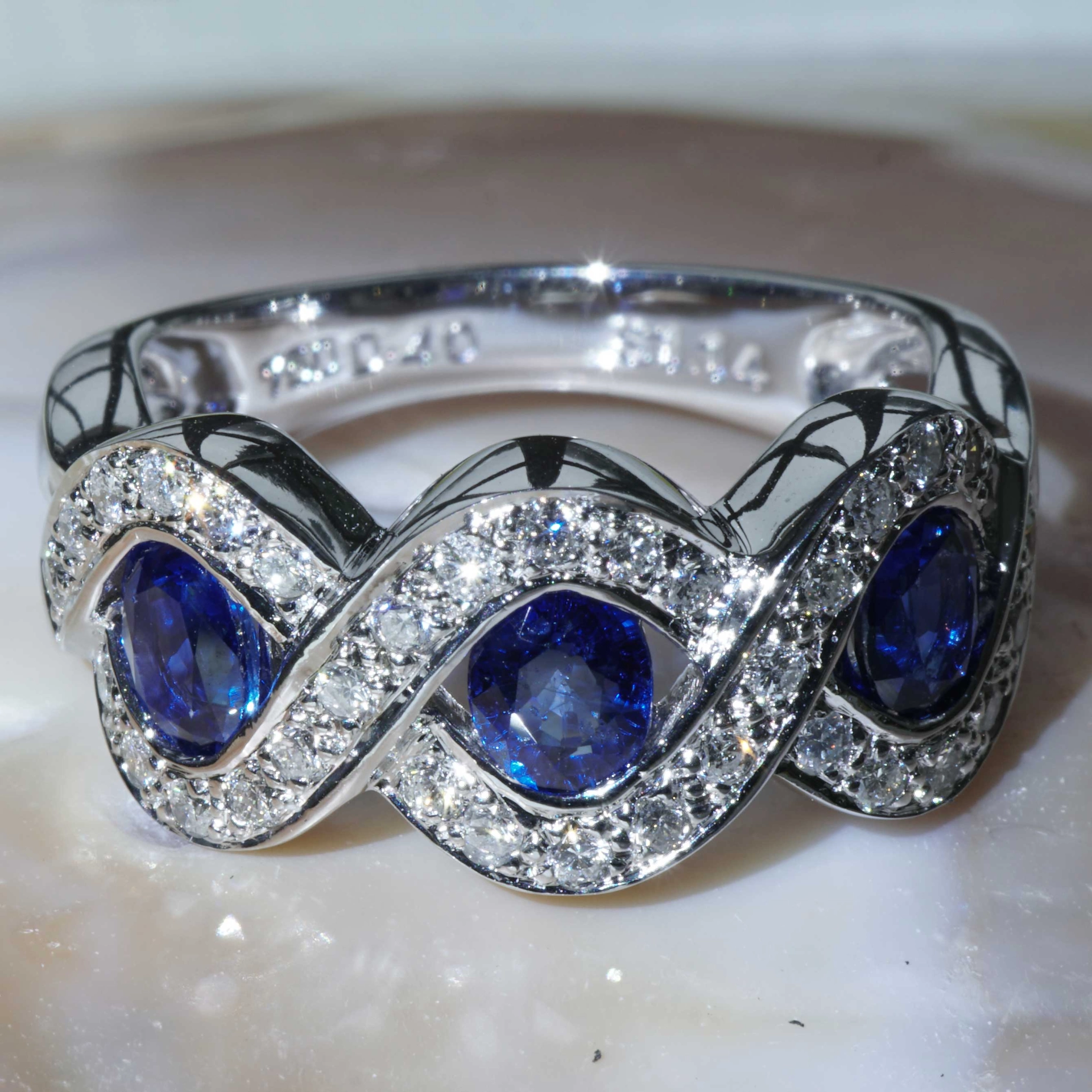 Saphir Brillant Ring 750er Weissgold 1.14  ct 0.40 ct .....geflochten gestaltet mit 3 Top Saphiren