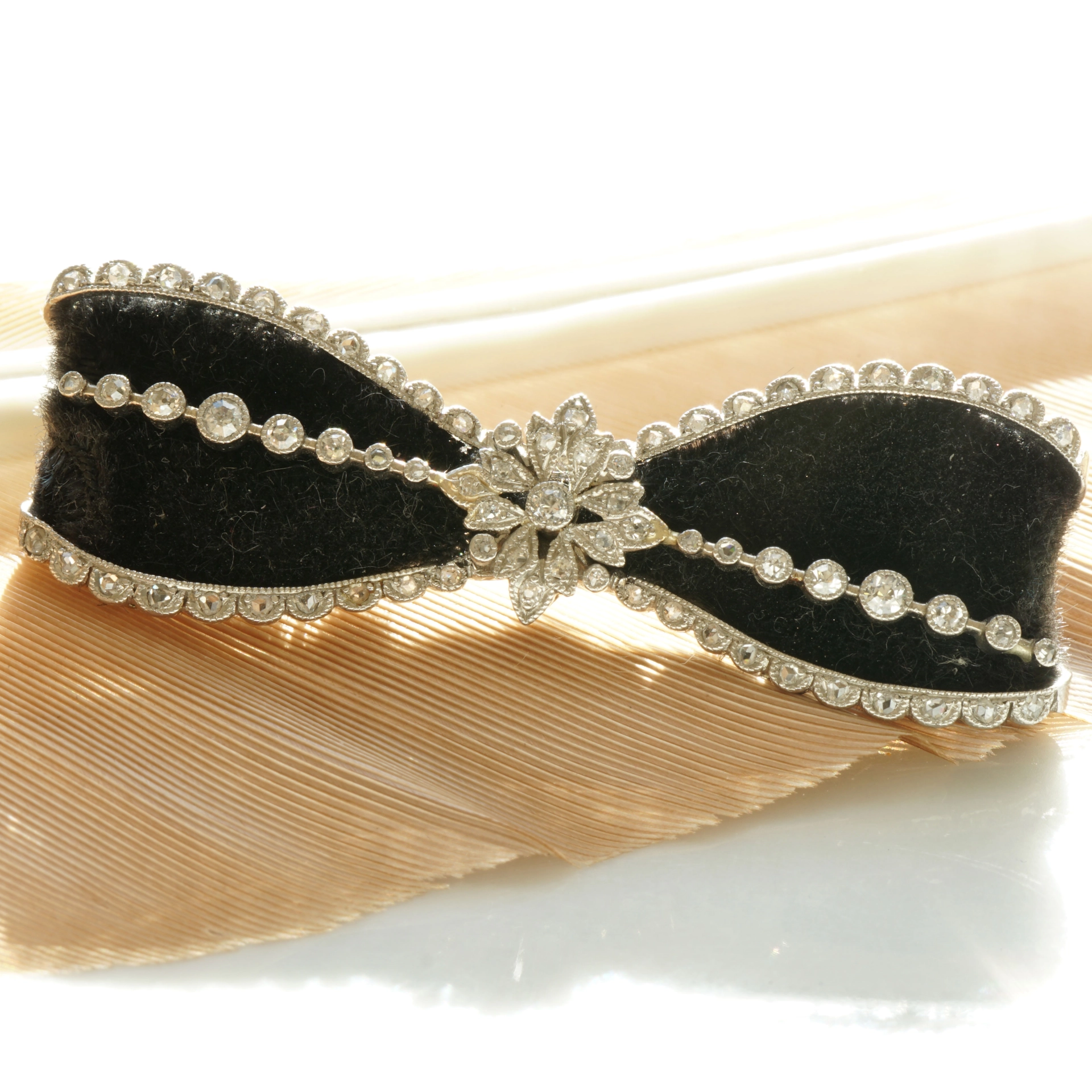 Art Deco Schleife Brosche um 1930 mit 0.77 ct Diamanten 950er Platin...nostalgische Eleganz