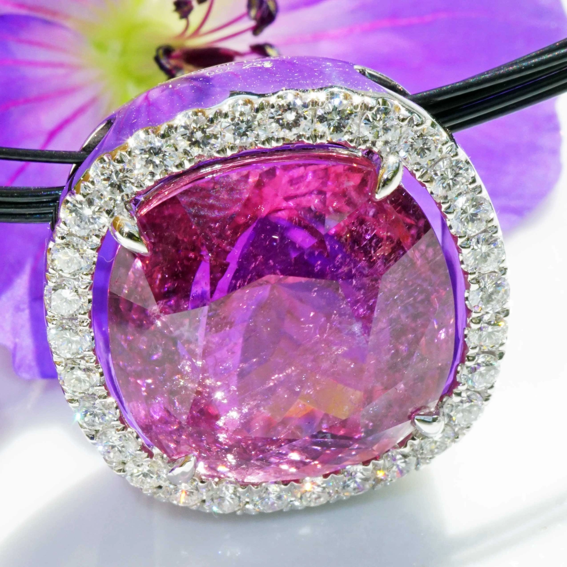 SON04858-Kupfer-Rubellit-Brillant-Anhaenger-16-84-ct-im-strahlenden-leuchtenden-pink-rot-750er-Weissgold Kupfer Rubellith Brillant Anhänger 16.84 ct im strahlenden leuchtenden pink-rot  750er Weissgold sel
