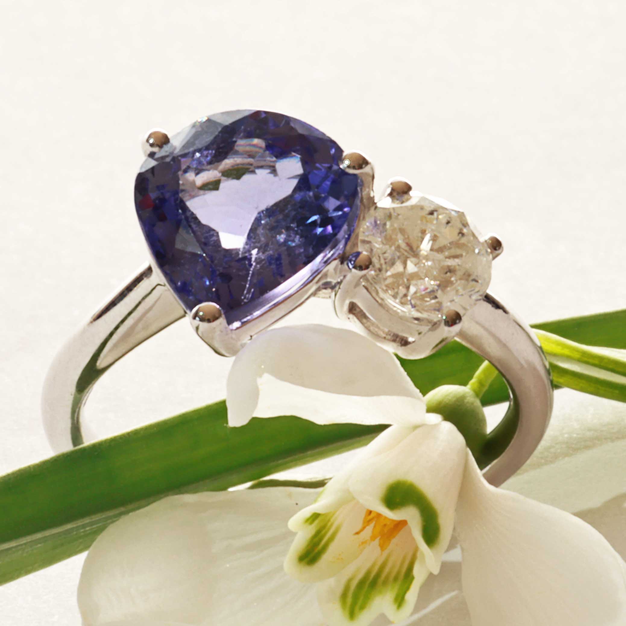 Tansanit Brillant Ring 750er Weissgold 2.30 ct  0.42 ct tolles Design zum Kombinieren als Steckring