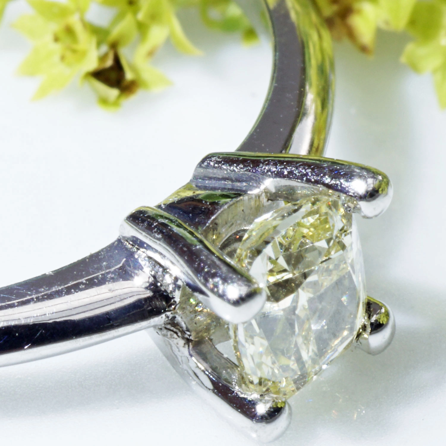 Fancy Yellow Diamant Ring NATURFARBE Cushion 0.41 ct 750er WG Silhouette Schmuck Bentner