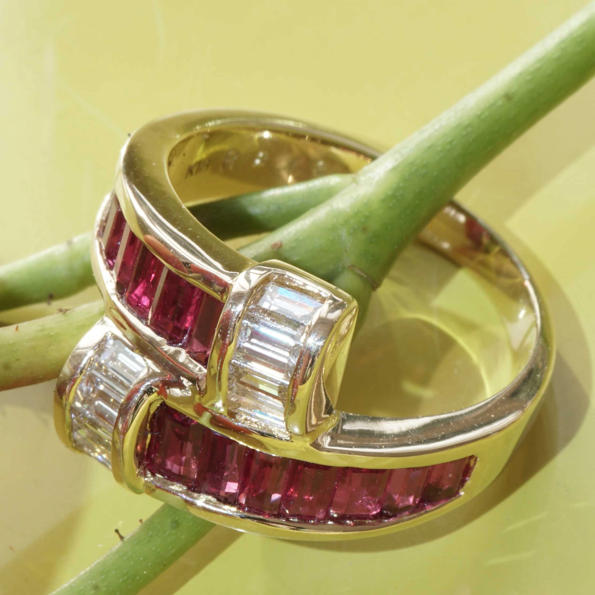 Rubin Diamant Ring 750er Gelbgold 2.13 ct 0.58 ct ......Rubine satt kombiniert mit Diamantbaguetten