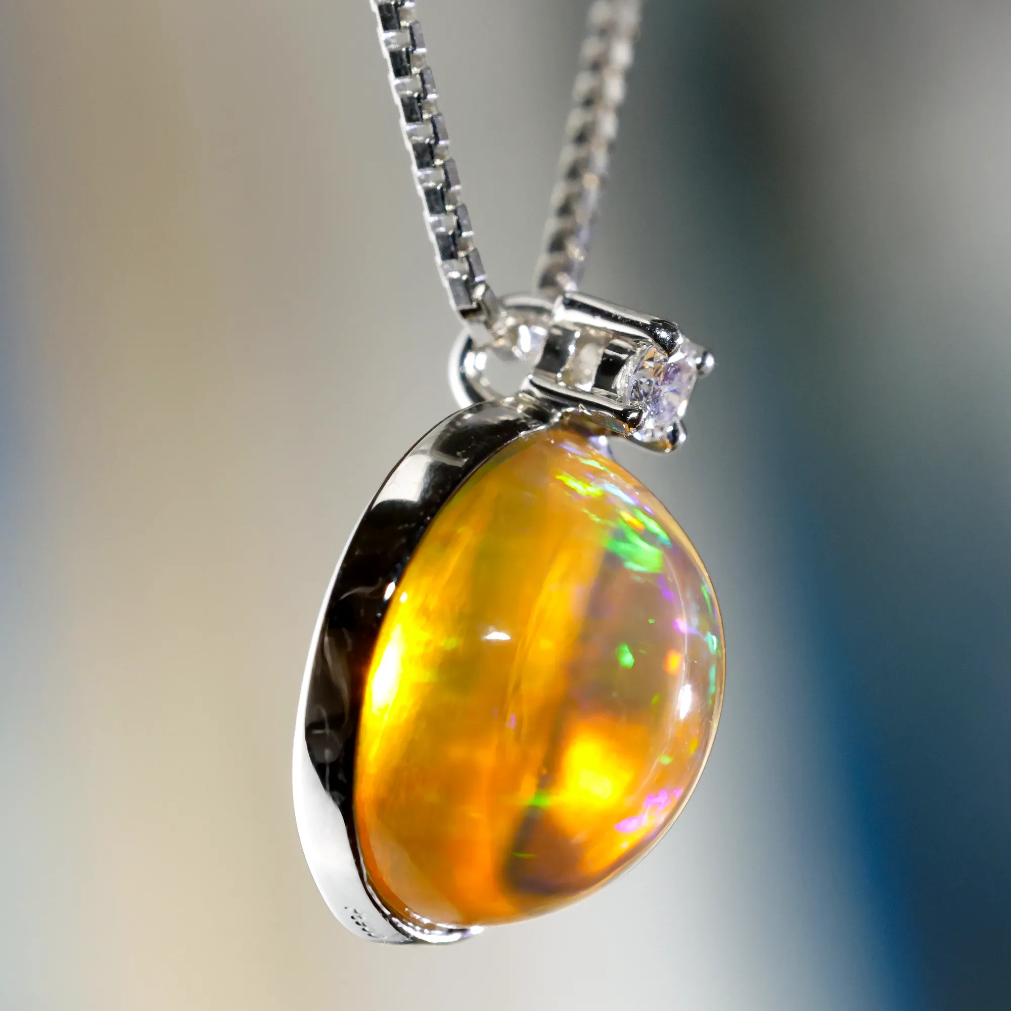 Opal Brillant Anhänger mit Kette 900er Platin 2.98 ct 0.04 ct Phantastisches Farbenspiel