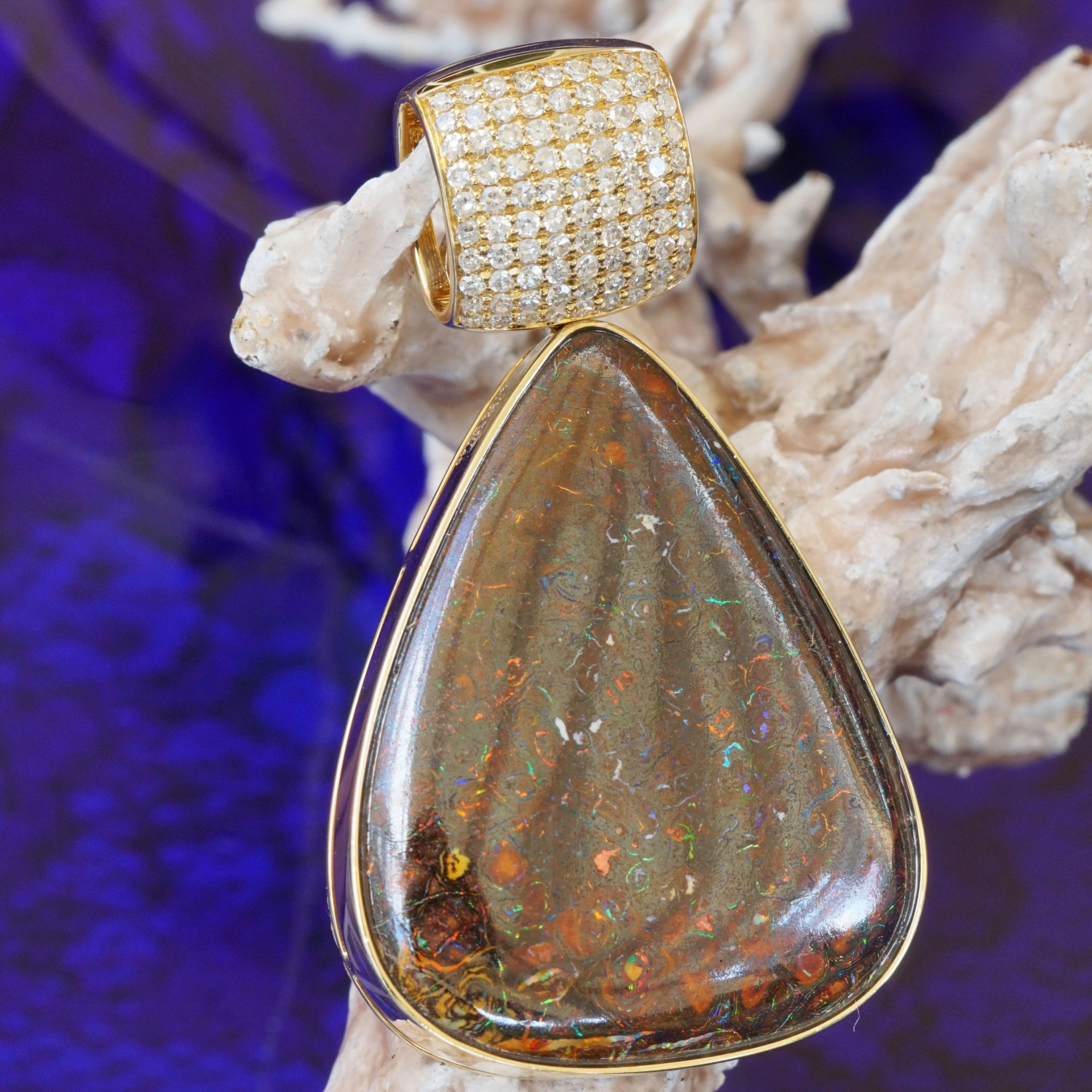 Opal Matrix Brillant Anhänger 31 ct 0.46 W SI-P 750er Gelbgold AUSTRALIEN