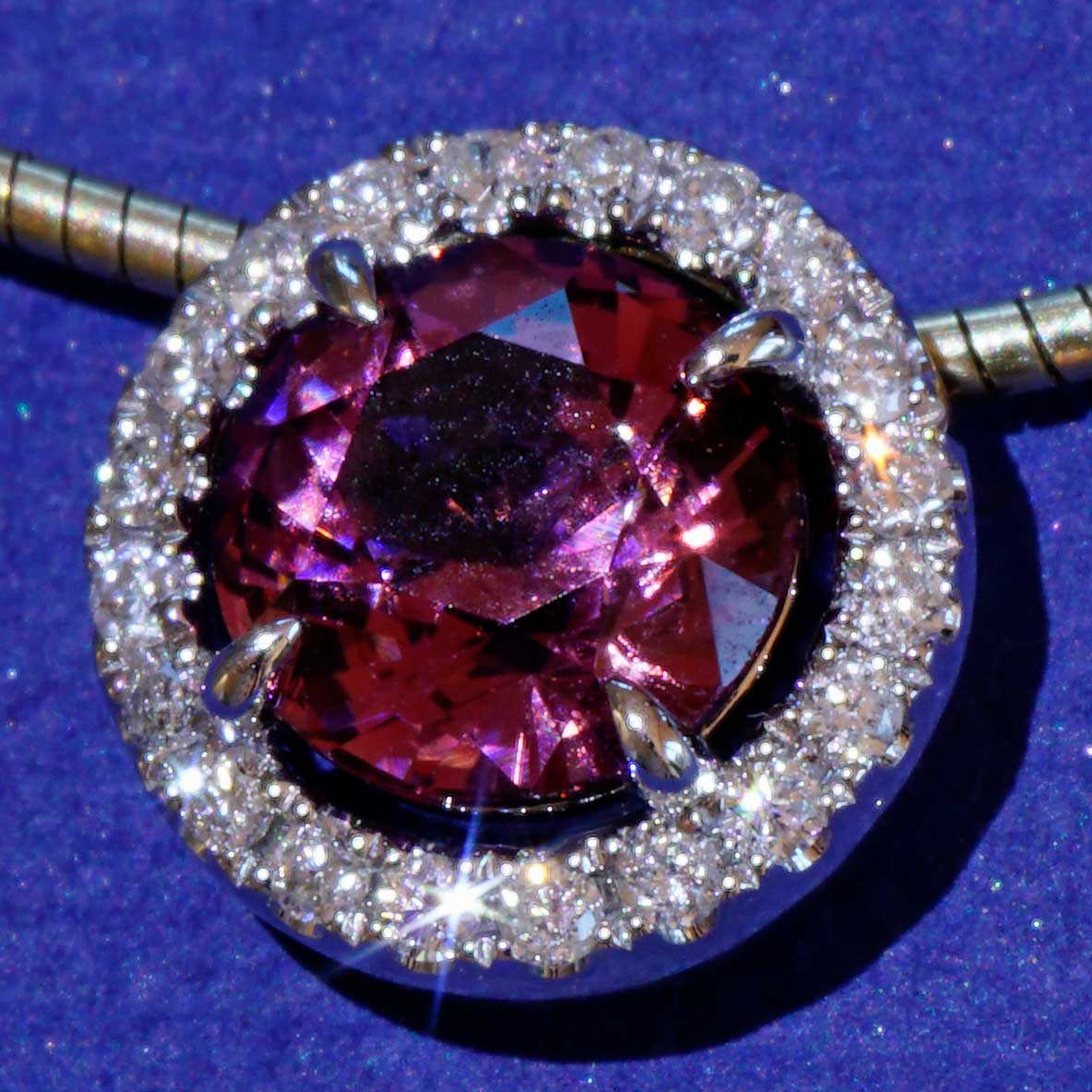 Spinell Brillant Anhänger 750er Weissgold 1.50 ct 0.14 ct fancy Naturfarbe pink violett aubergine