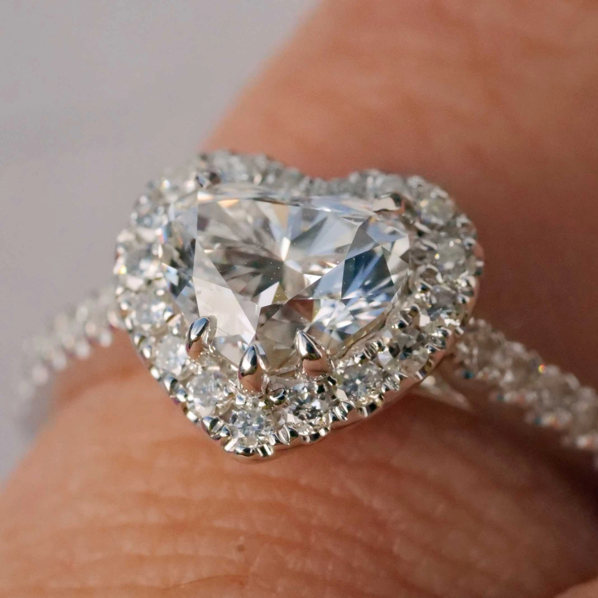 Ring hochfeines Brillant HERZ 1.00 ct E VVS2  5.41 x 6.72 x 4.31 mm GIA Gutachten 750er Weissgold