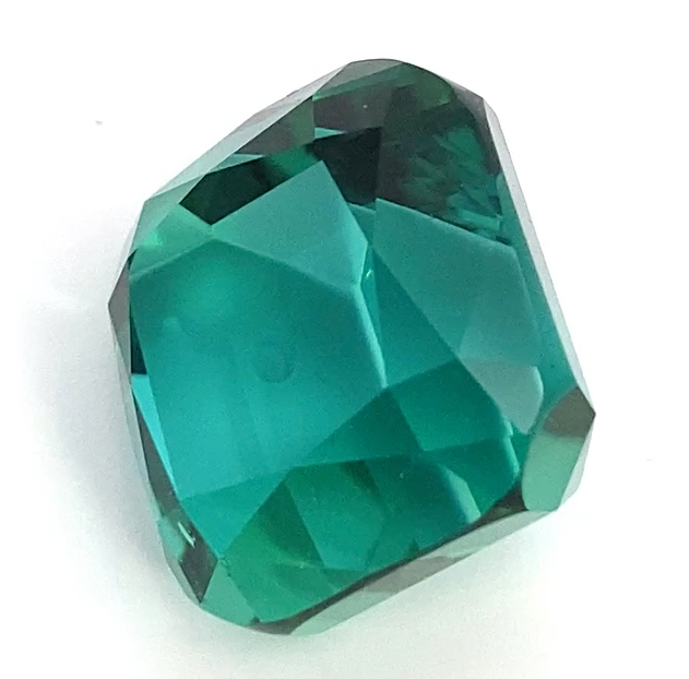 grün blauer Turmalin-weisser hintergrund