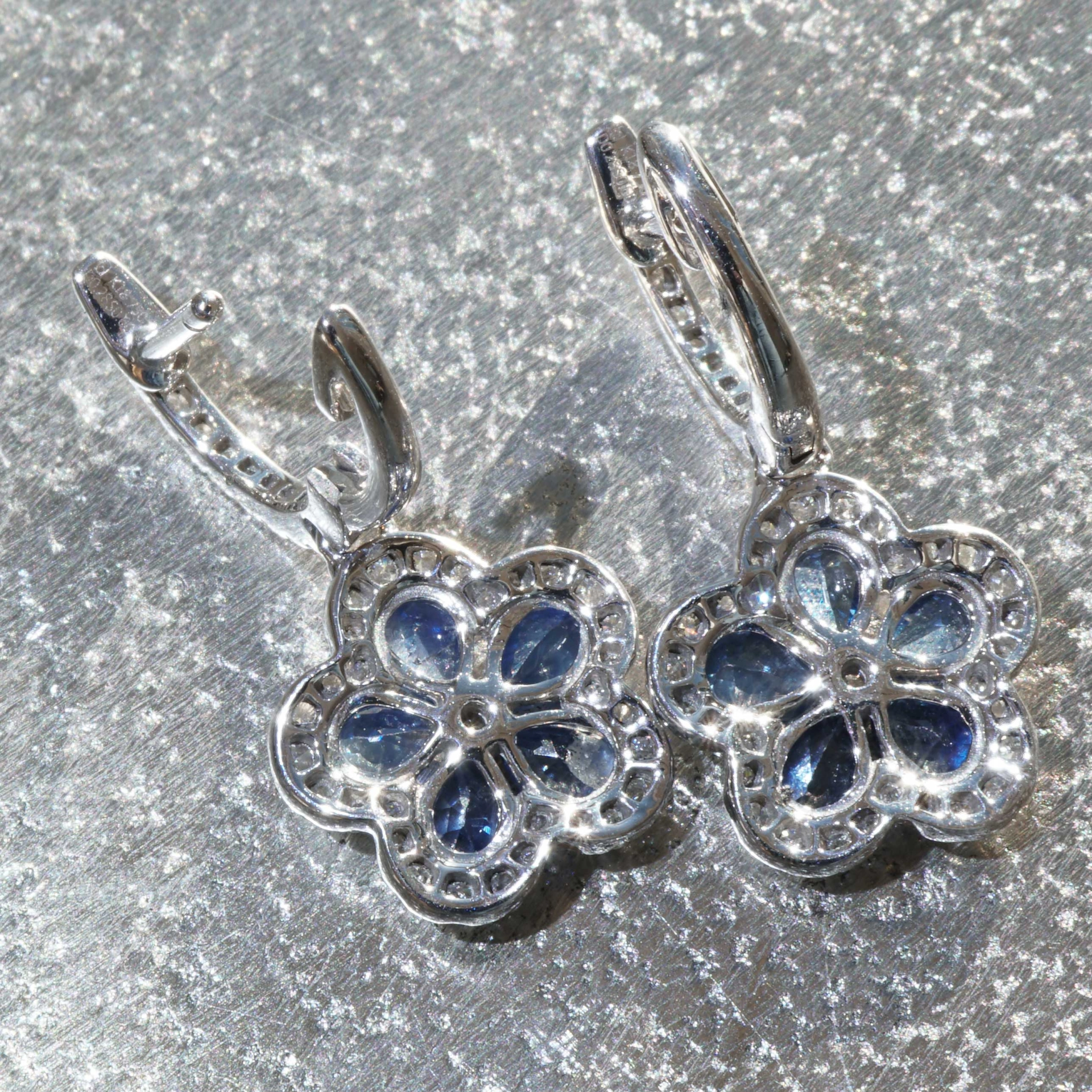 Saphir Brillant Ohrhänger im floralen Design 1.20 ct 0.56 ct 750er Weissgold Blütenrausch