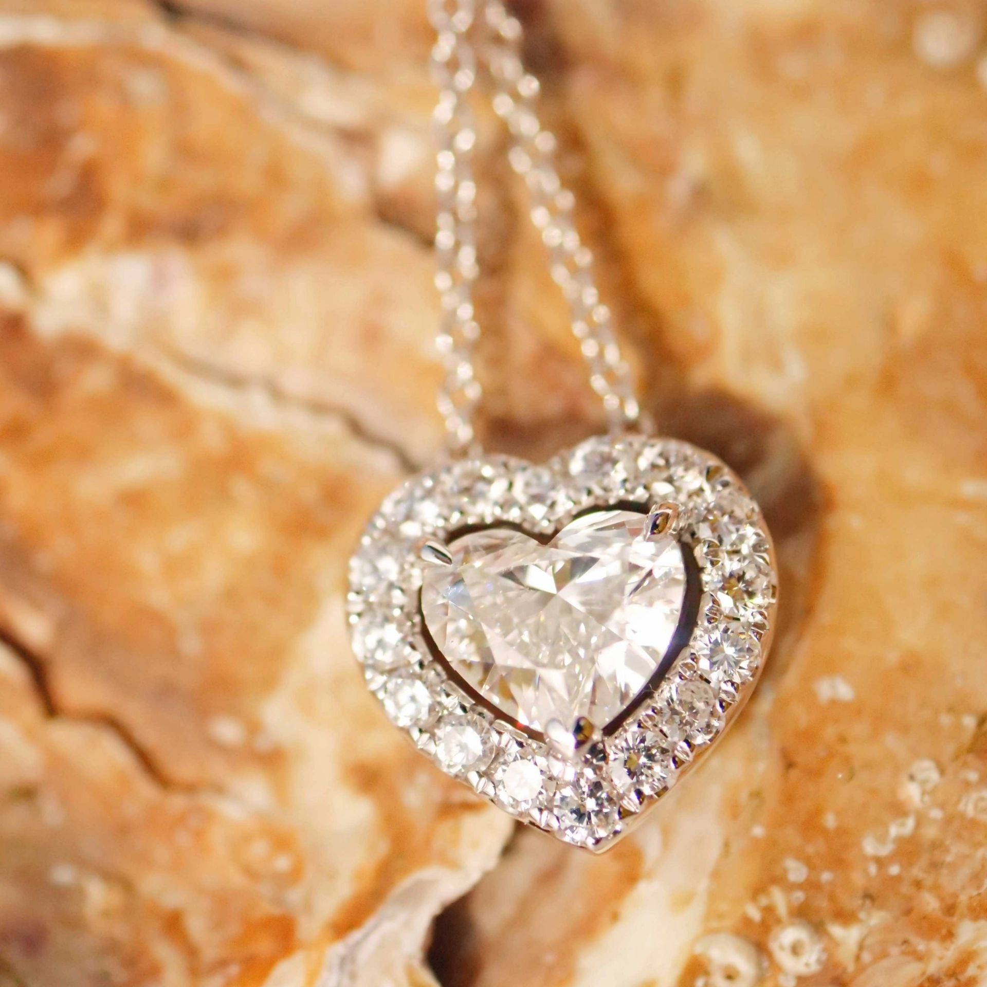 Anhänger mit Brillant HERZ 0.90 ct D SI2  5.80 x 6.71 x 3.70 mm GIA Gutachten 750er Weissgold