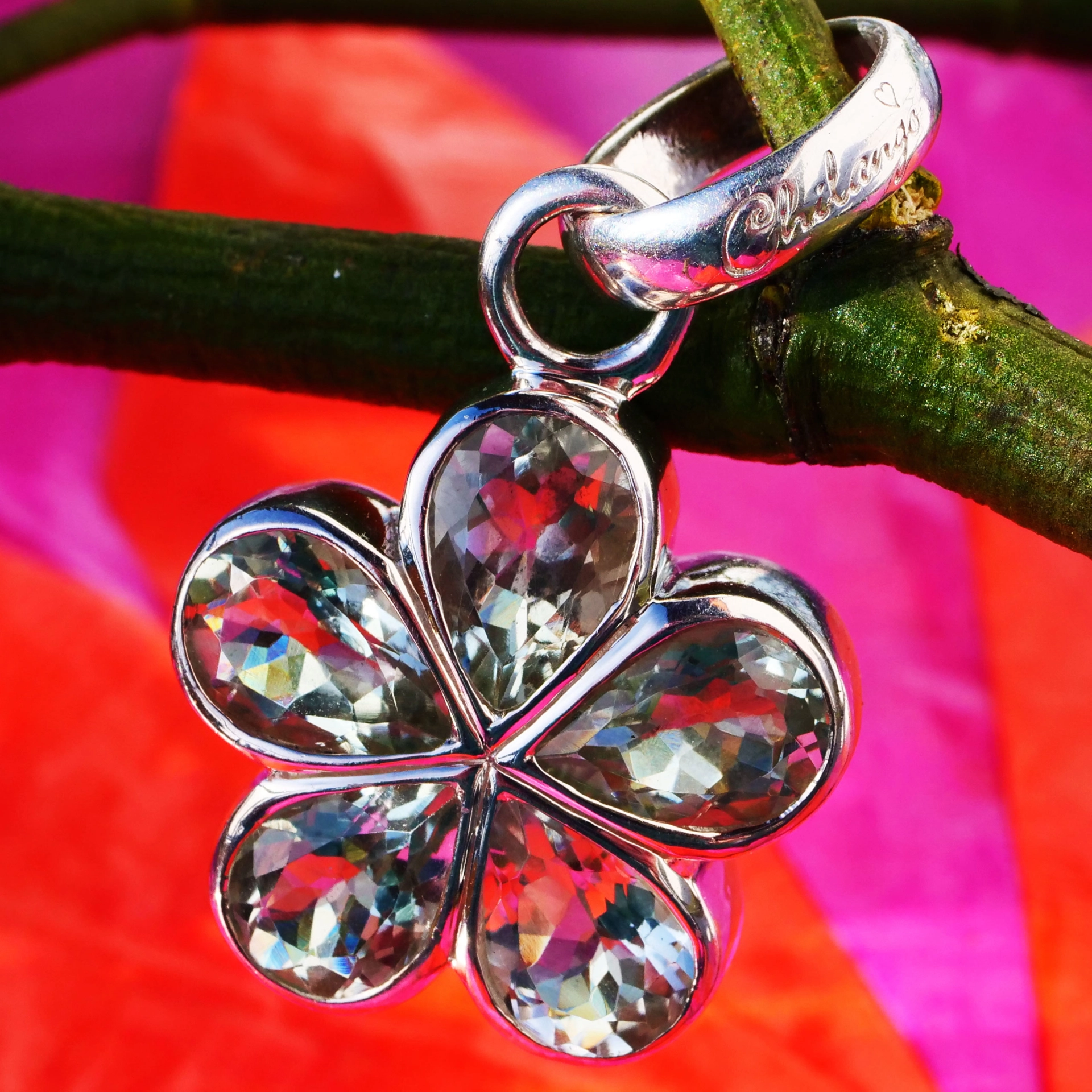 Chilango Anhänger Margeritte mit grünem Amethyst in Silber beidseitig gefasst