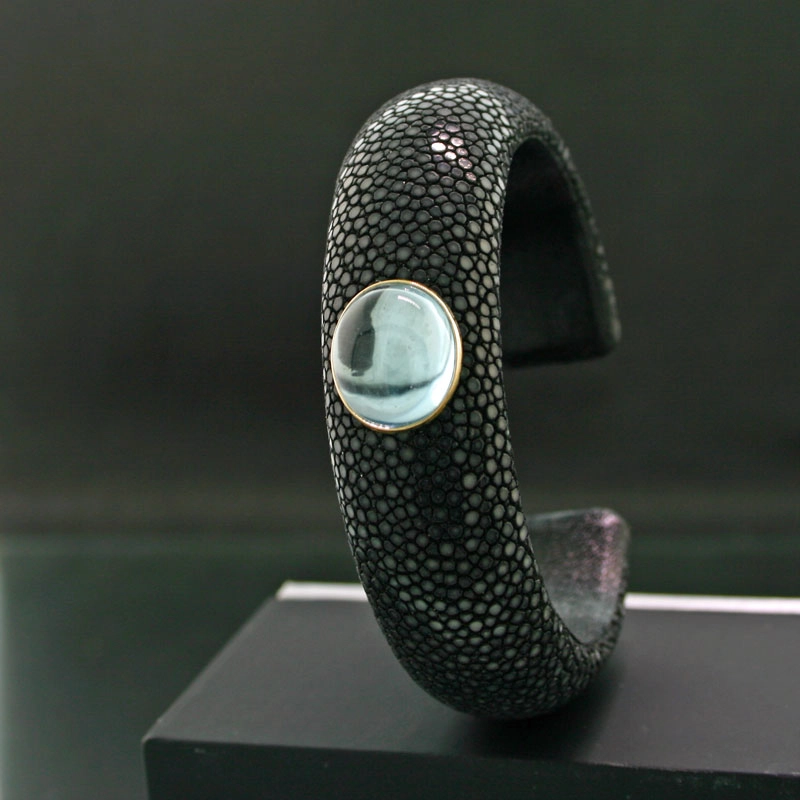 Rochenleder Armreif Blue Eternity in 585er Gold 14 kt Gelbgold Topas
