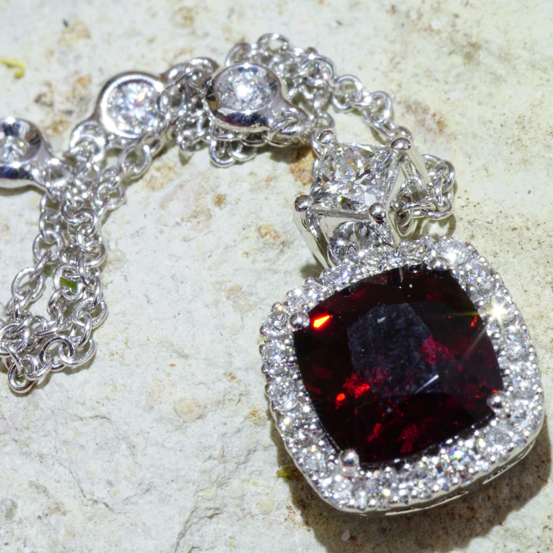 Spinell Diamant Collier 1.65 ct 0.40 ct Rot Burma 750er Weissgold...unglaubliche Lichtbrechung und B