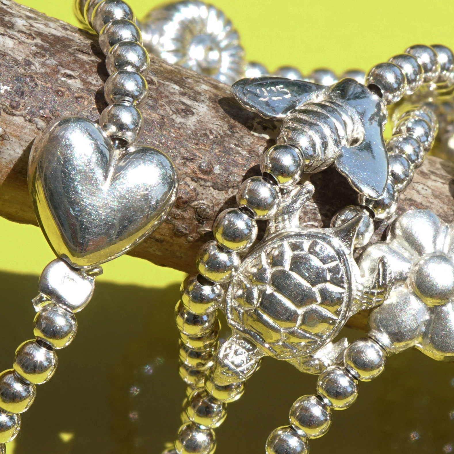 Chilango Armband elastisch Kugeldesign Silber süsse Motive (Schildkröte, Biene, Margerite, Herz )