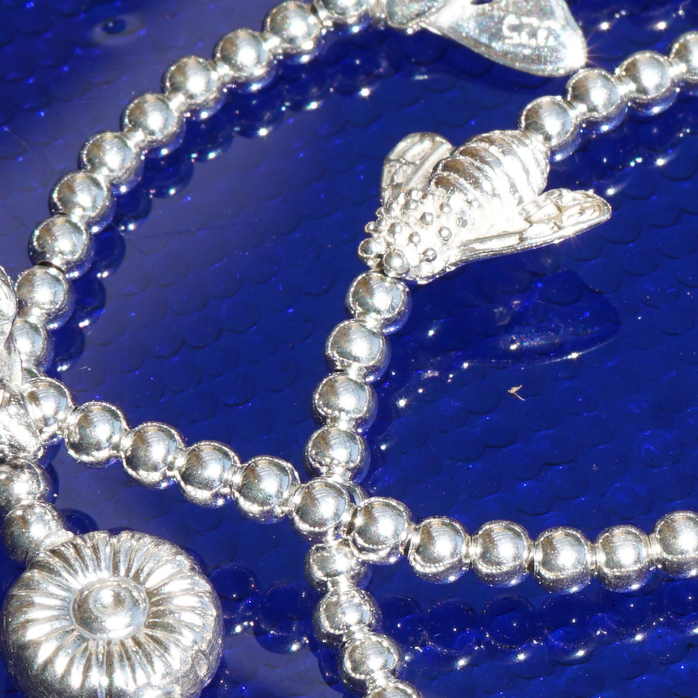 Chilango Armband elastisch Kugeldesign Silber süsse Motive (Schildkröte, Biene, Margerite, Herz )