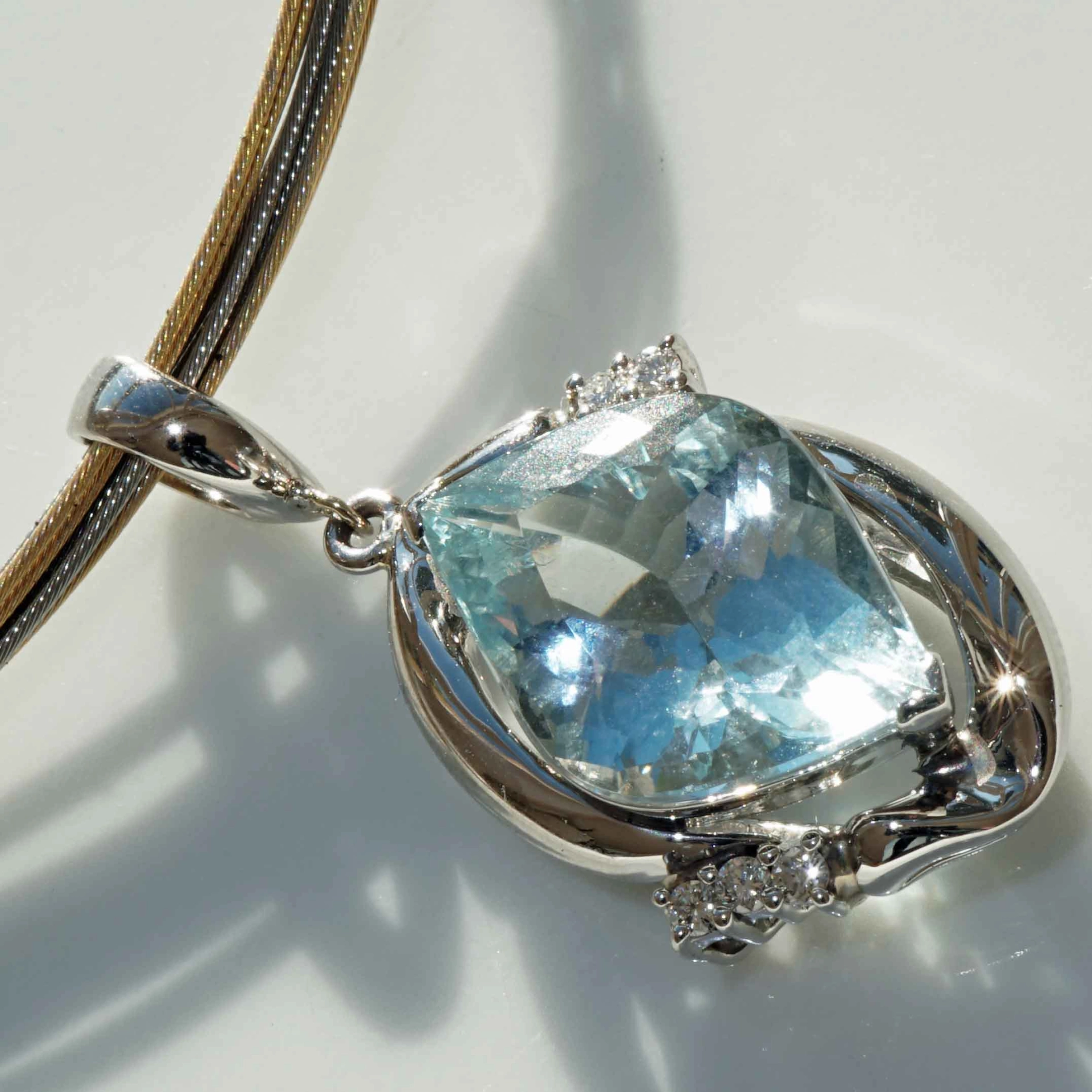 Aquamarin Brillant Anhänger 7.87 ct 0.11 ct Platin 900er 11 Gramm Phantasieschliff