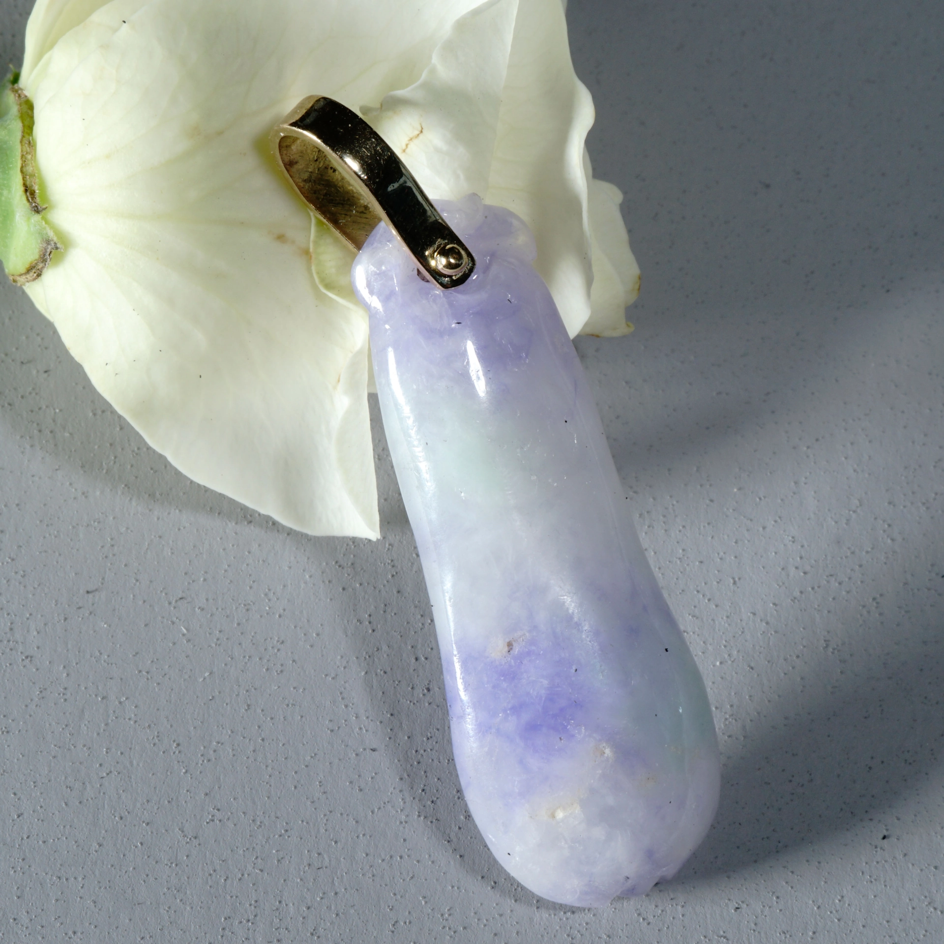 Natur Lavendel Jade Anhänger 585er Gelbgold 45 x 14 mm mit neongrünen Farbanteilen..ausgefallen