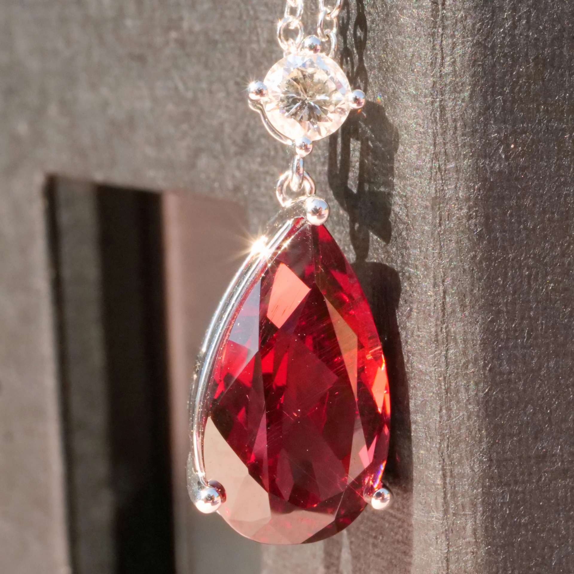 Rhodolith Brillant Anhänger 750er Weissgold IGI Zertifikat 6 ct 0.22 ct ...was für ein Rot!